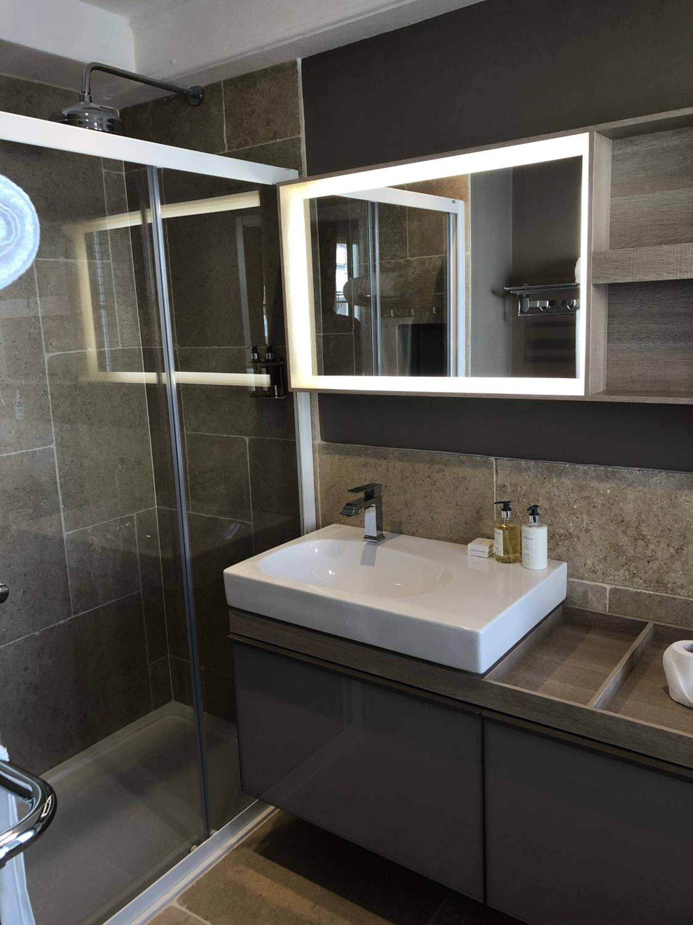 Deluxe Double Room - Photo 15