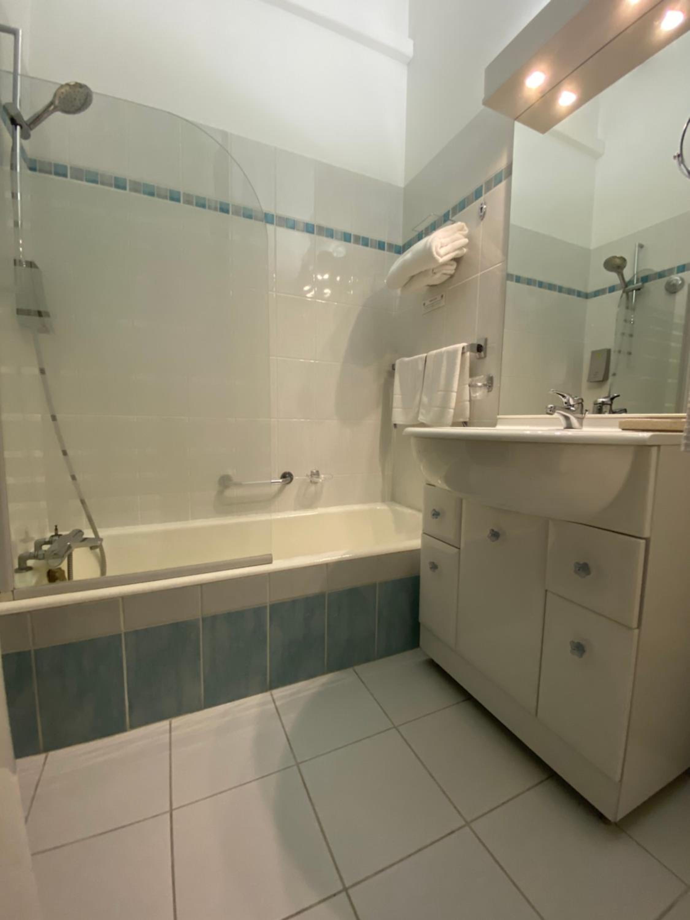 Quadruple Room (2 Adults + 2 Children) photo 3
