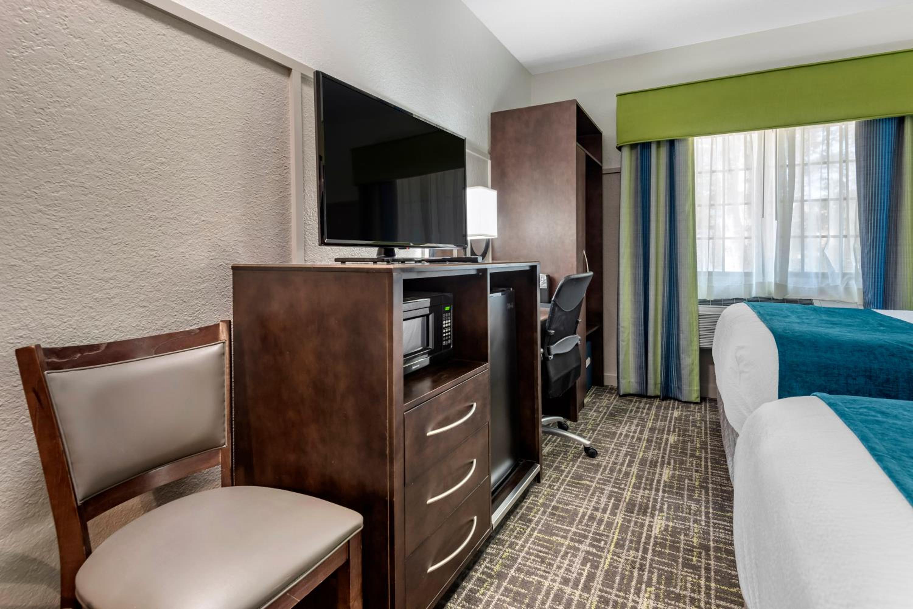 Queen Room with Two Queen Beds - Non-Smoking - Photo 7
