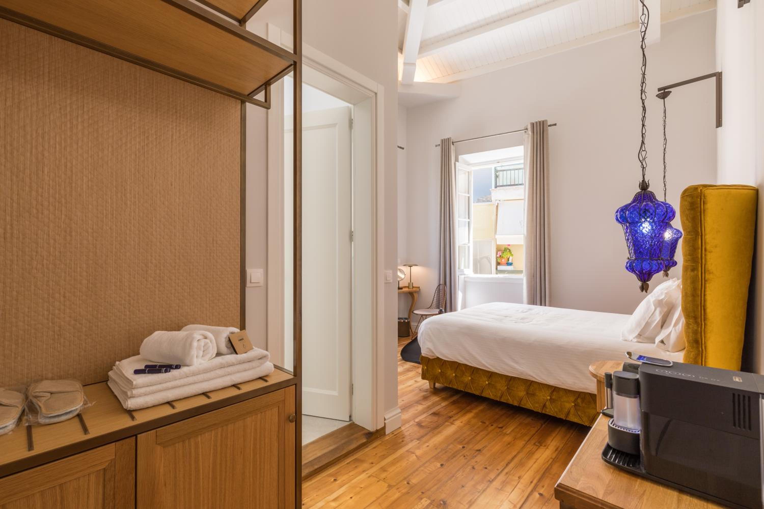 Deluxe Double Room with Side Sea View - Photo 3