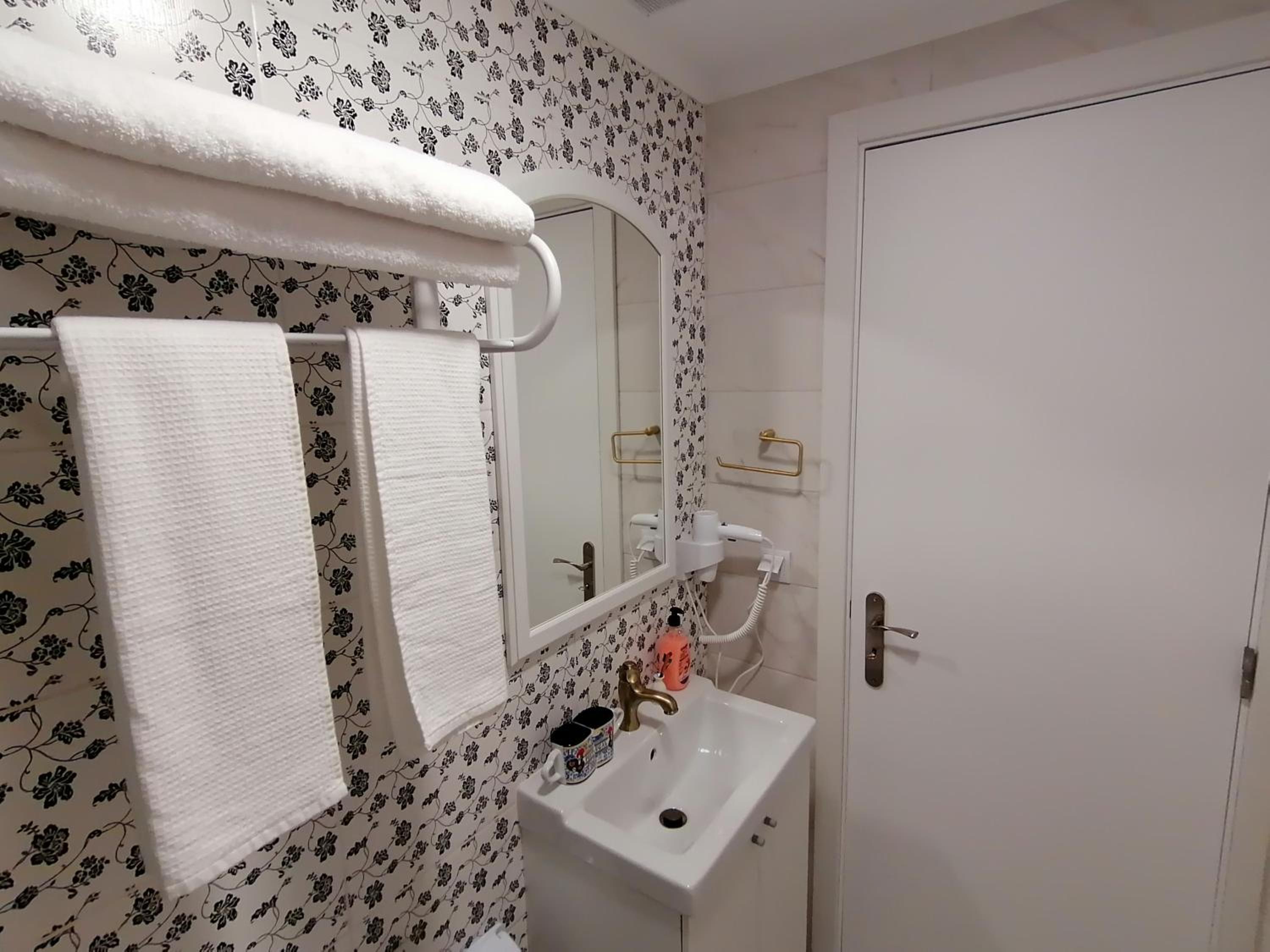 Double Room with Private Bathroom - Photo 3