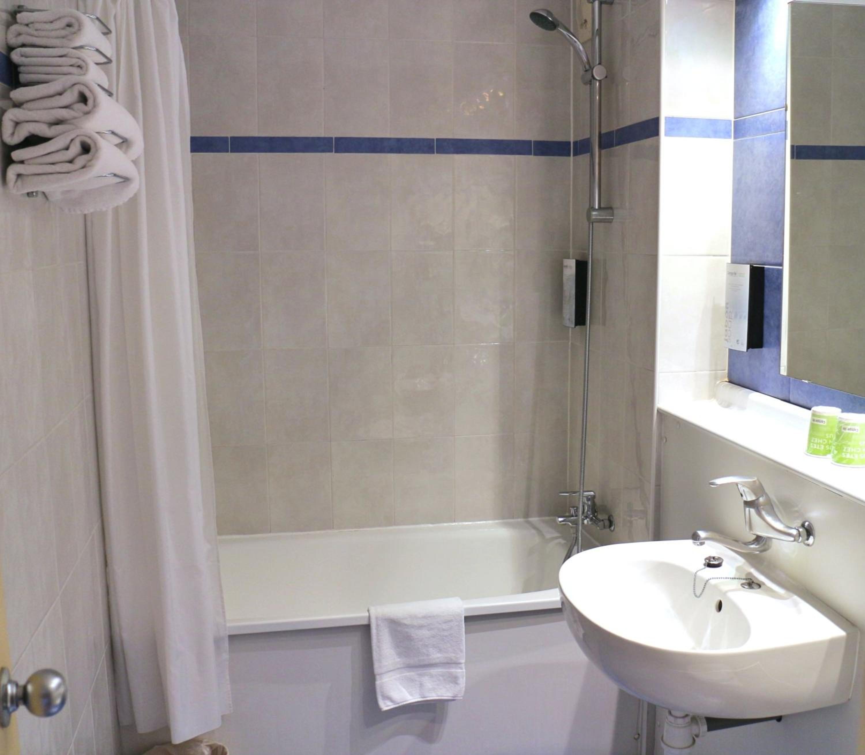 Twin Room with Extra Bed - Photo 3