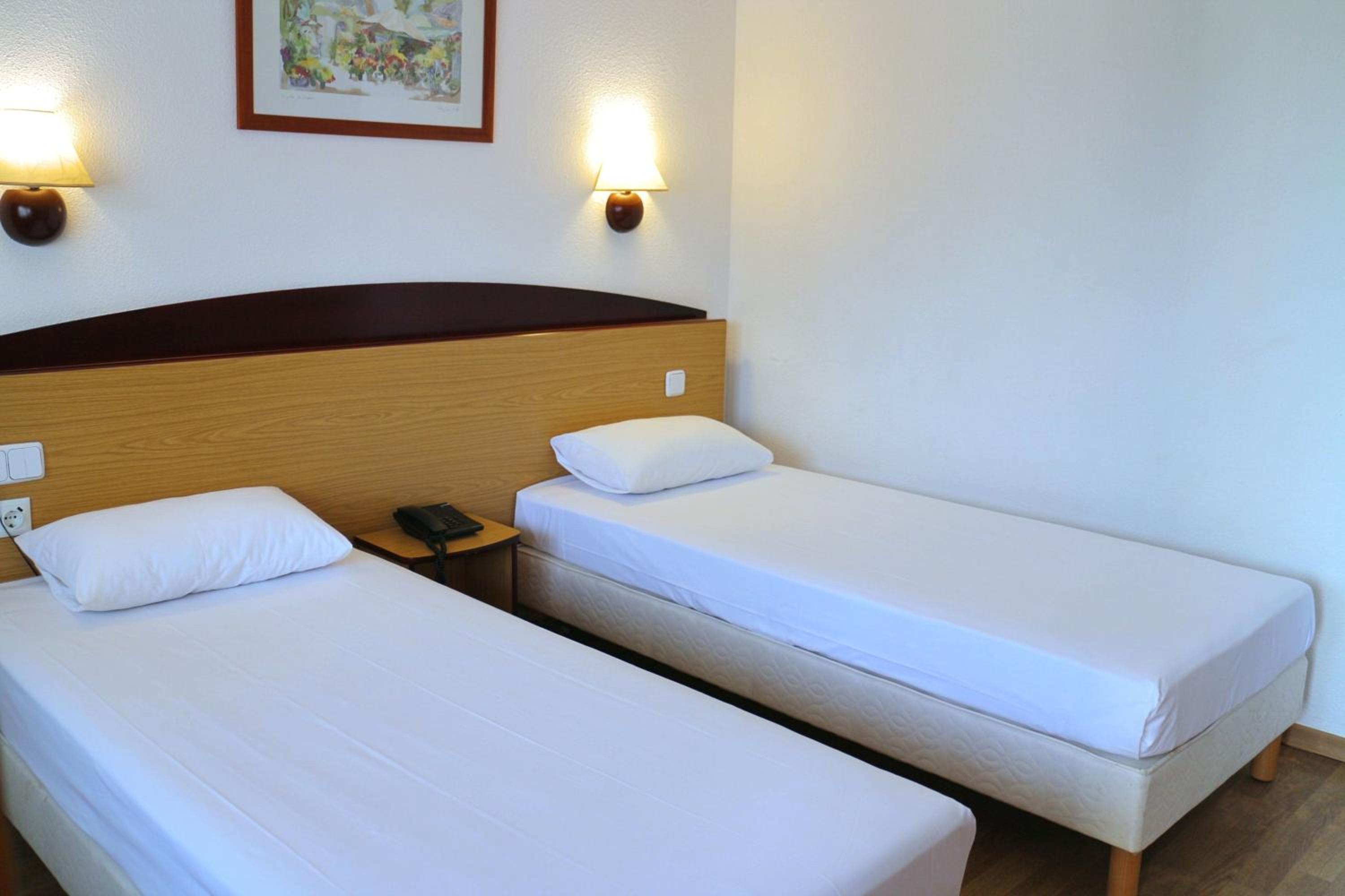Twin Room - Photo 3