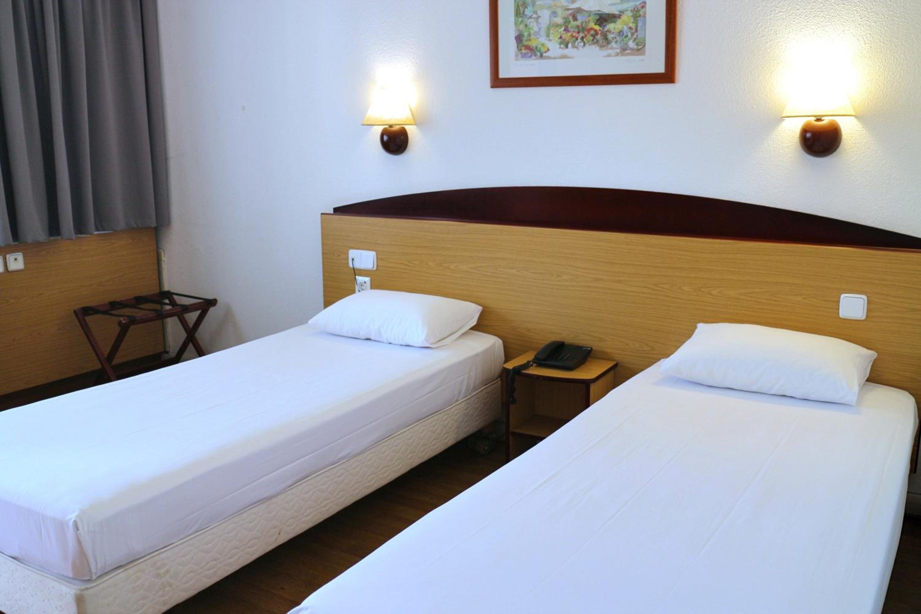 Twin Room - Photo 2