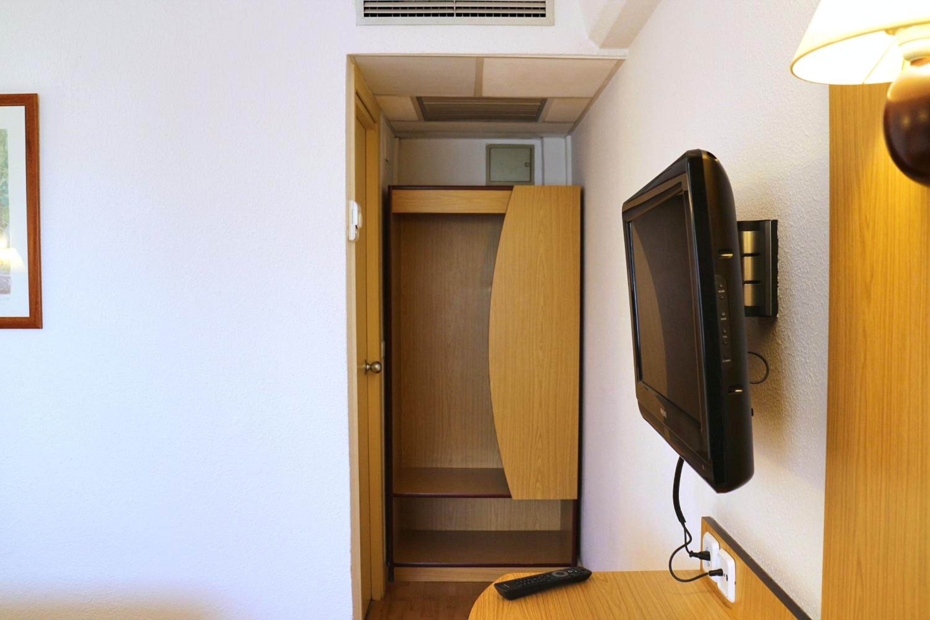 Twin Room with Extra Bed - Photo 4
