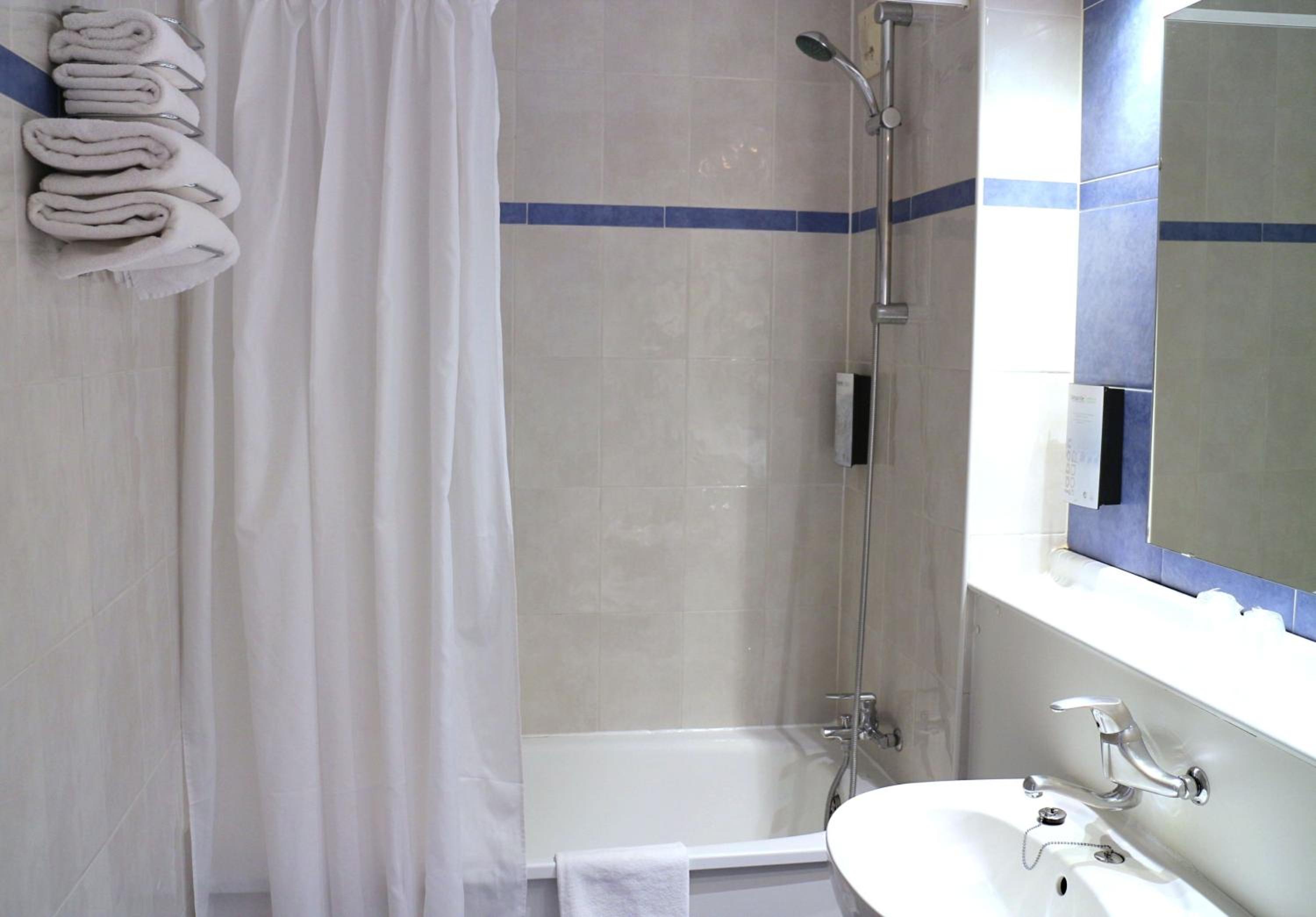 Twin Room with Extra Bed - Photo 6