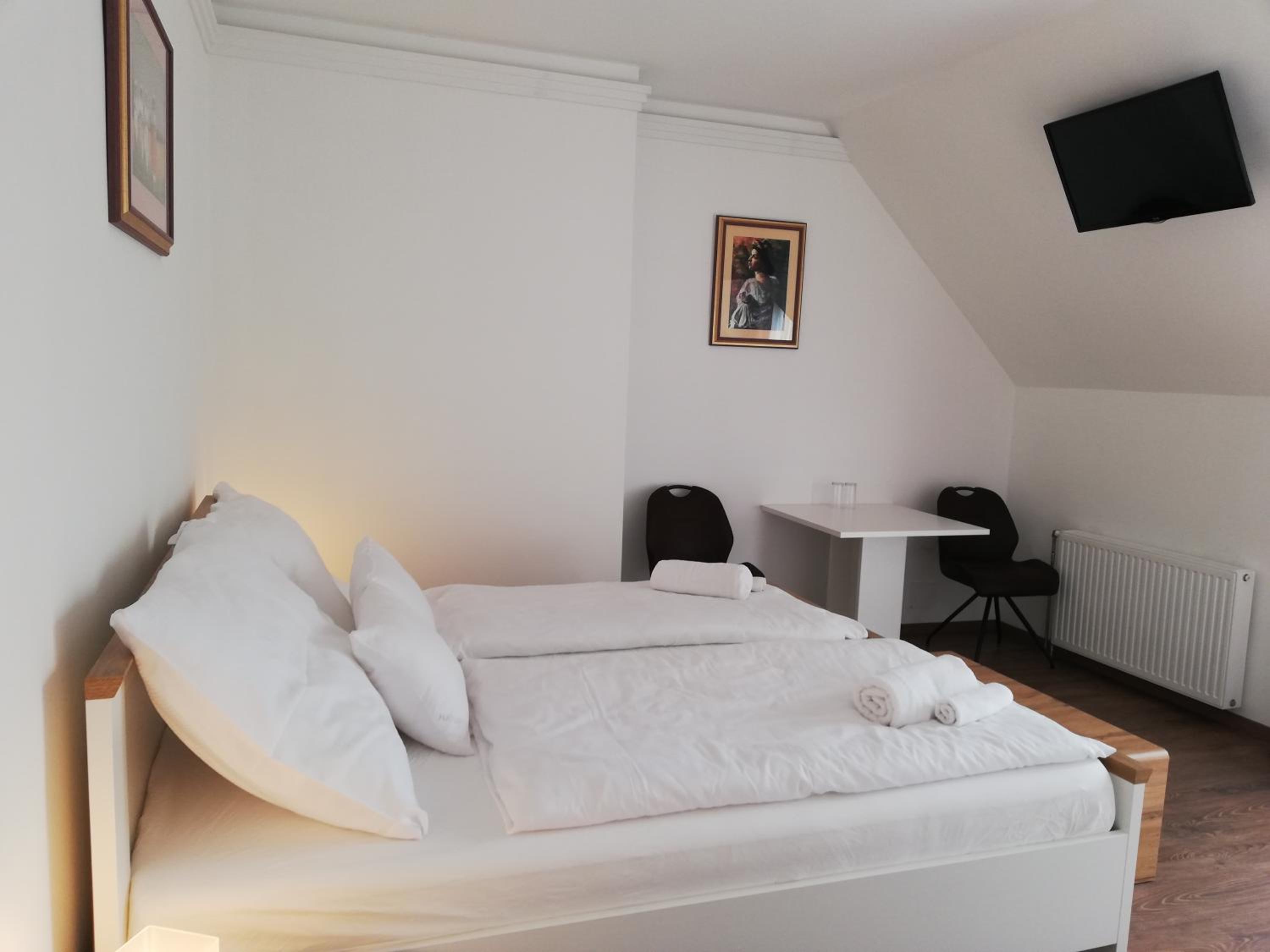Double Room with Private Bathroom - Photo 2