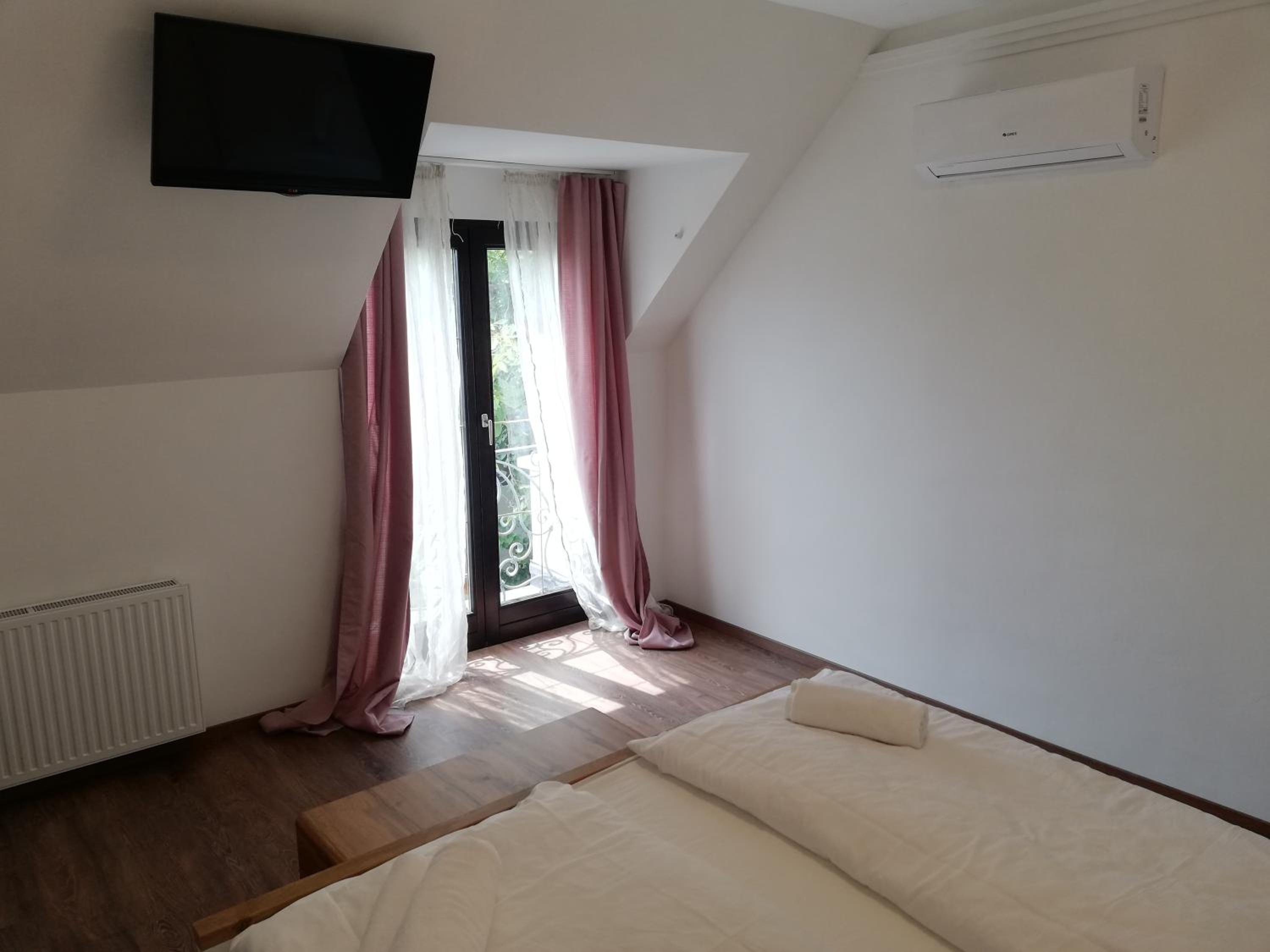 Double Room with Private Bathroom - Photo 4