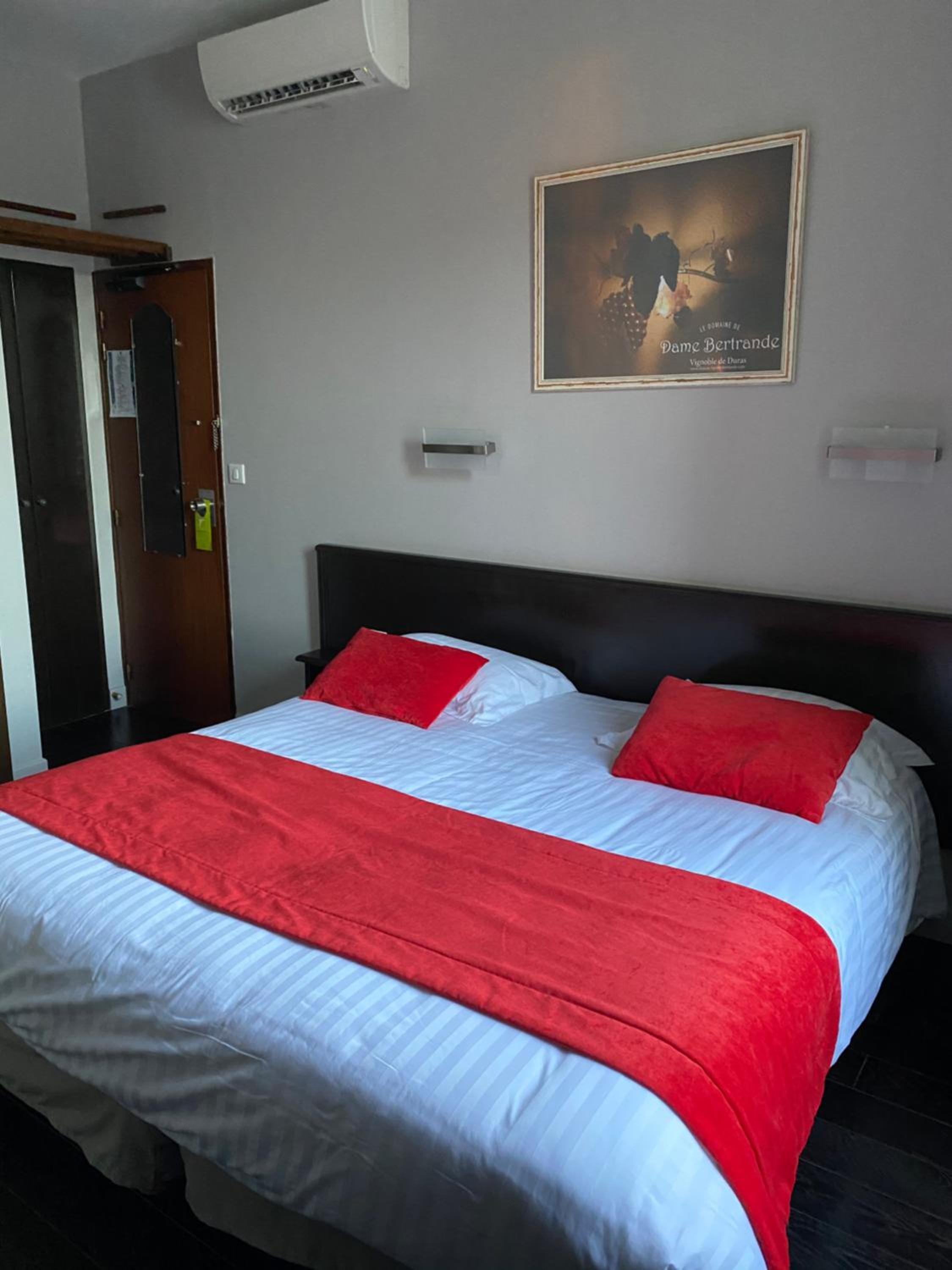Twin Room with Bath photo 1