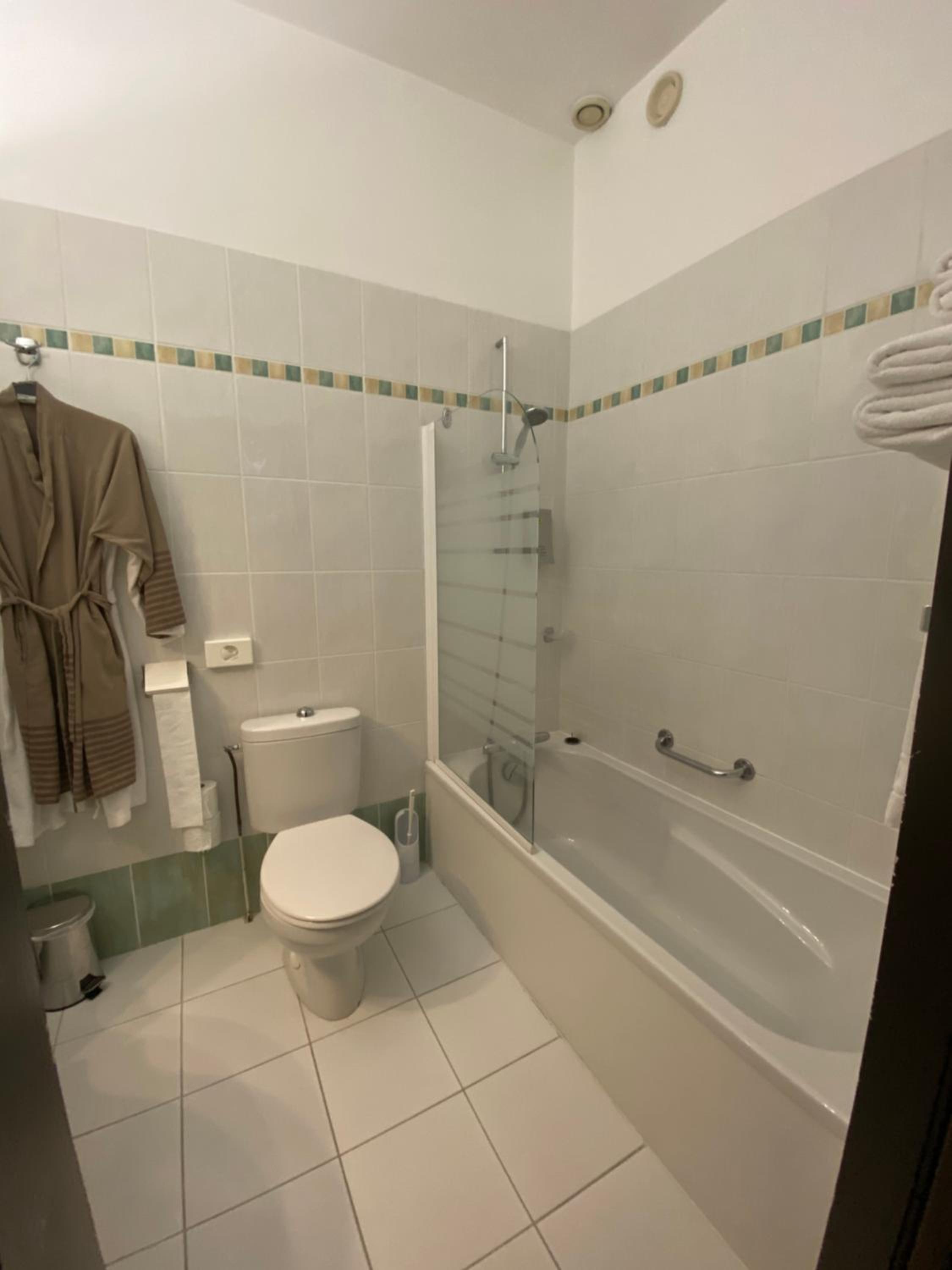 Twin Room with Bath photo 3