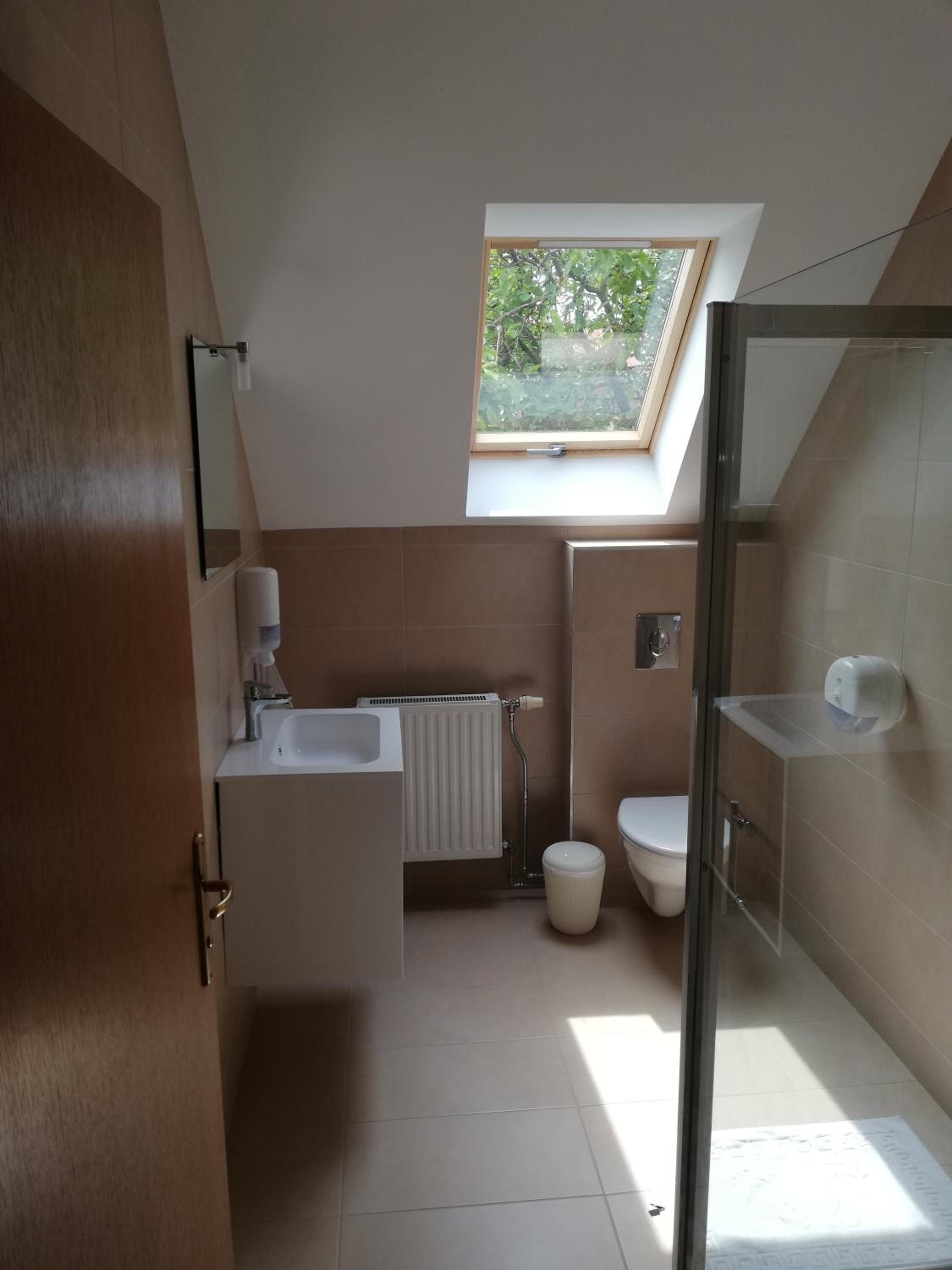 Double Room with Private Bathroom - Photo 14