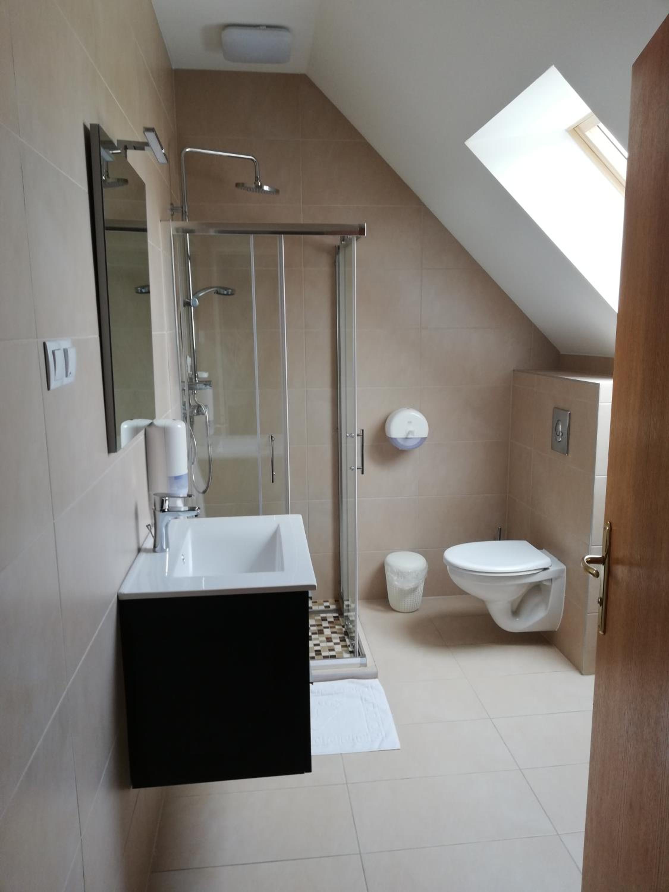 Double Room with Private Bathroom - Photo 15