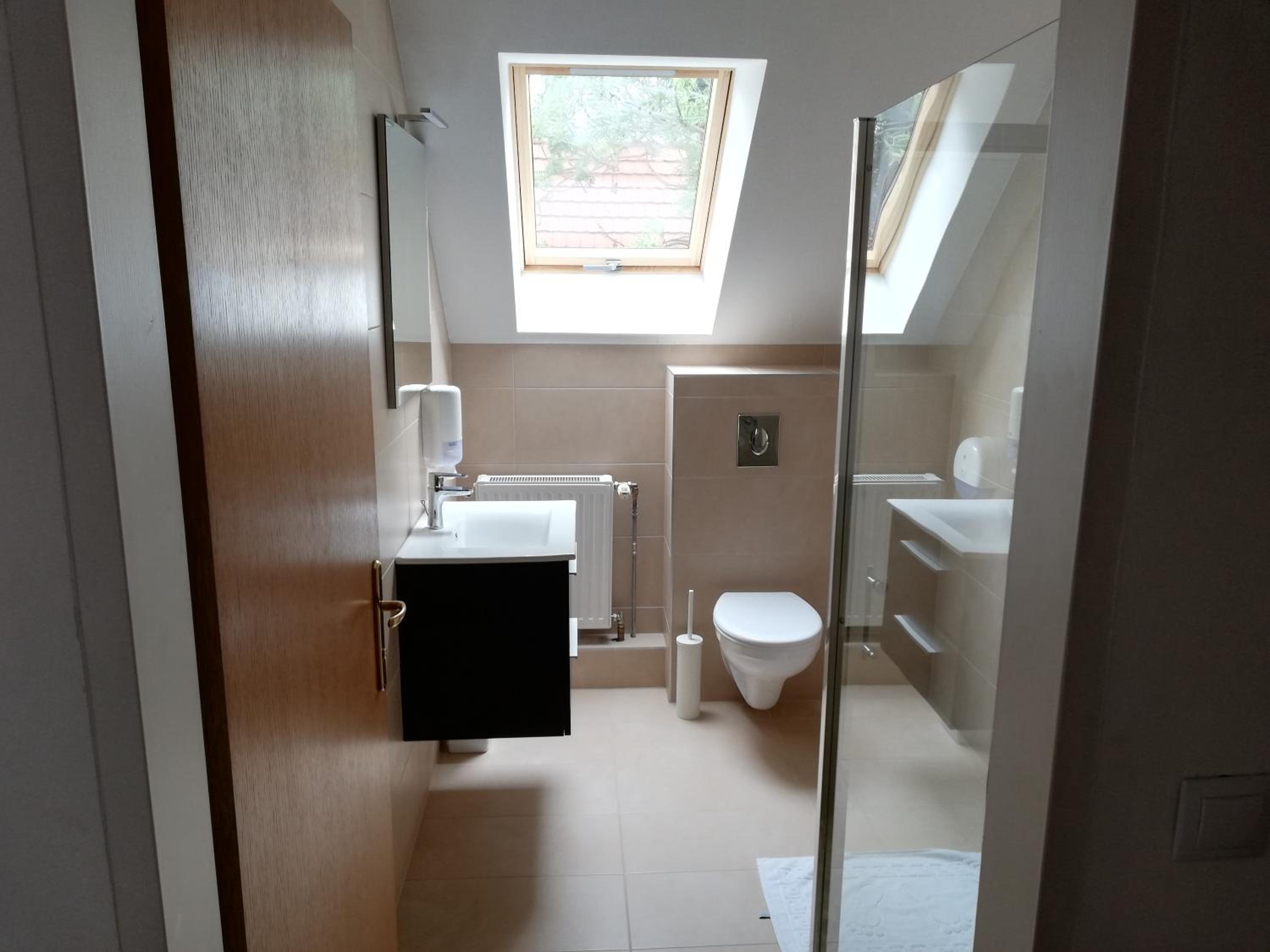 Double Room with Private Bathroom - Photo 17