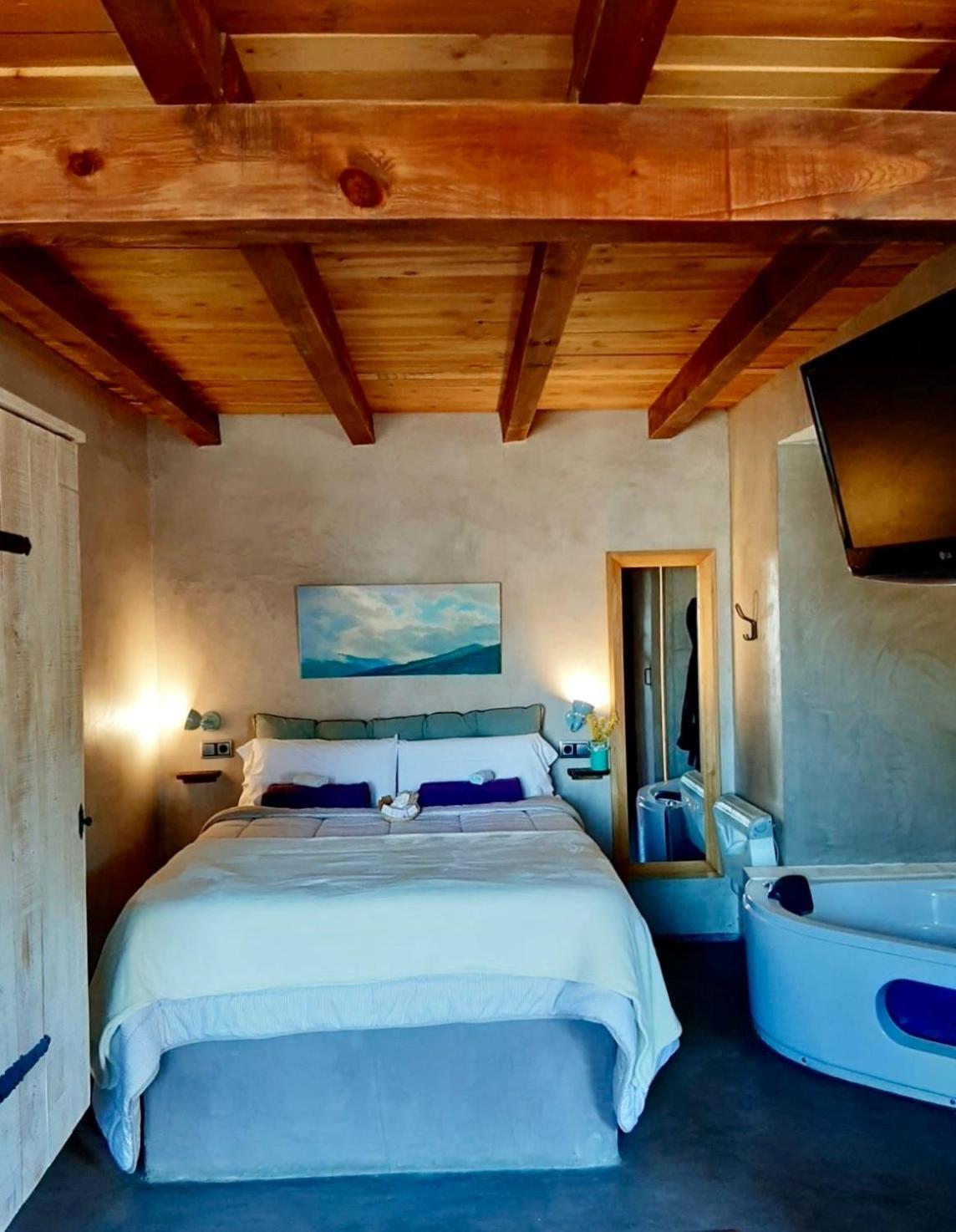 Habitación King con bañera de hidromasaje.