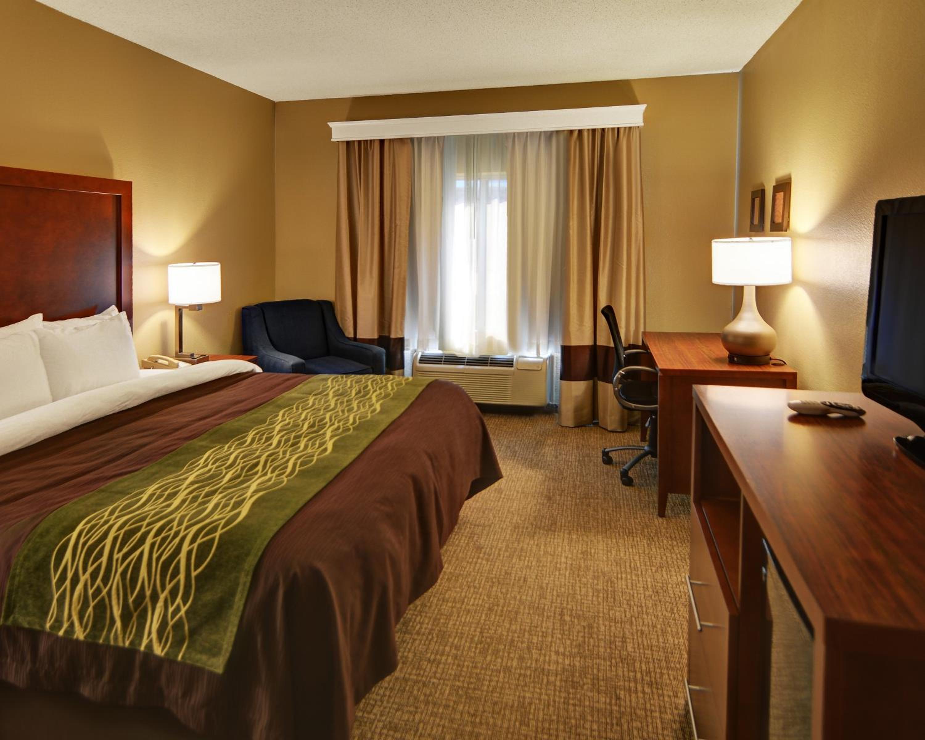 King Room - Non-Smoking - Photo 3