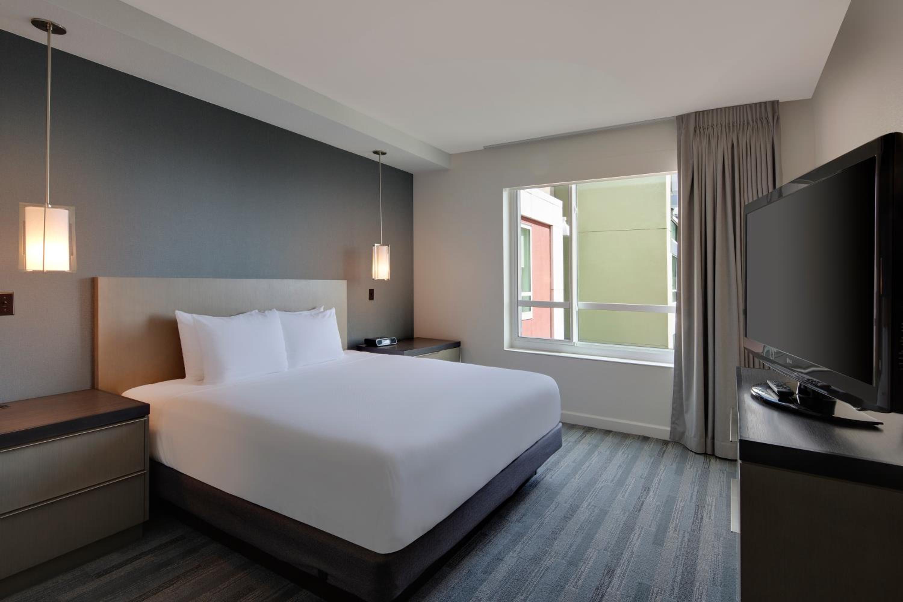 King Room with BathTub - Disability Access  - Photo 1