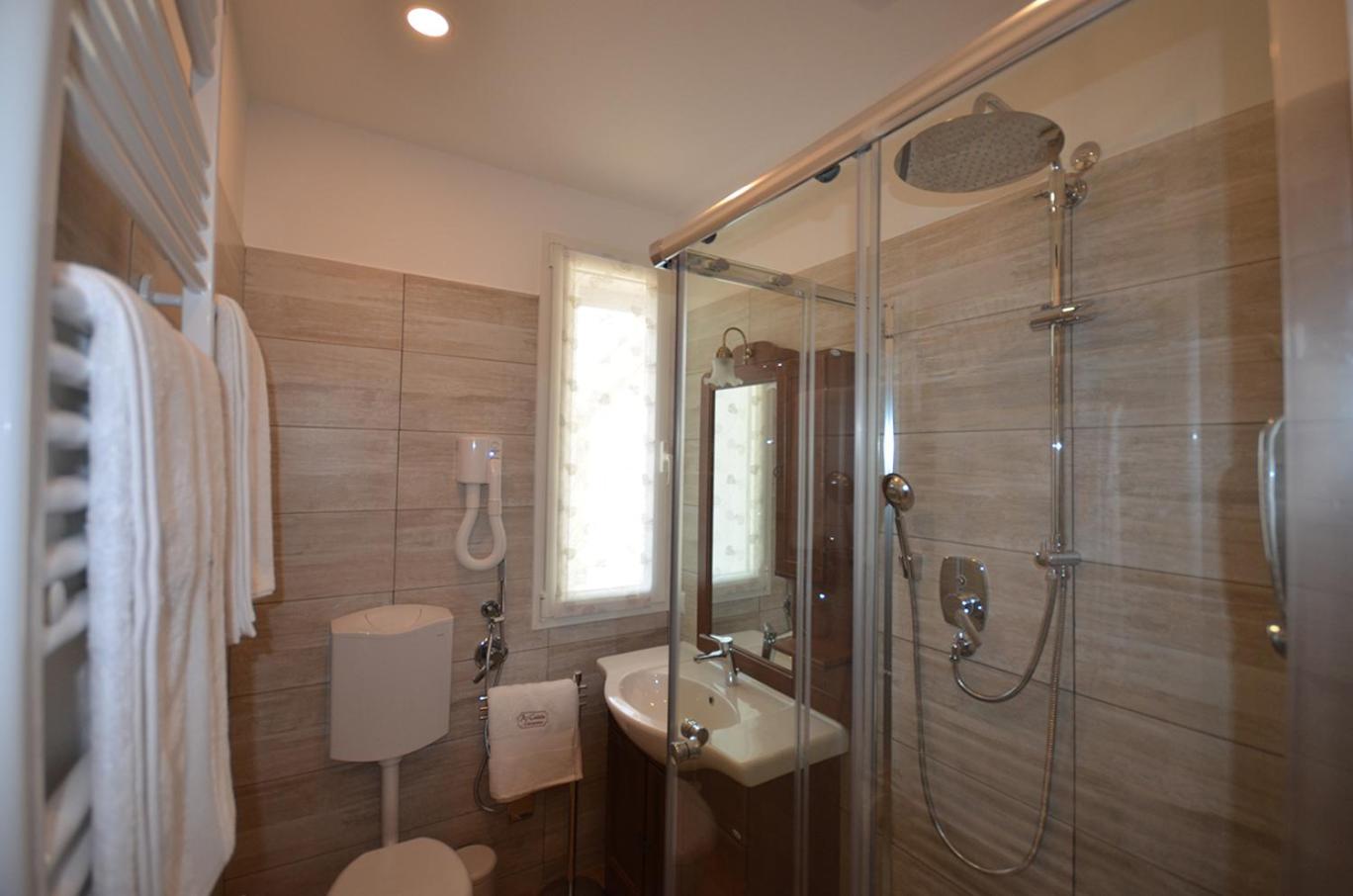 Double Room with Private Bathroom - Photo 7