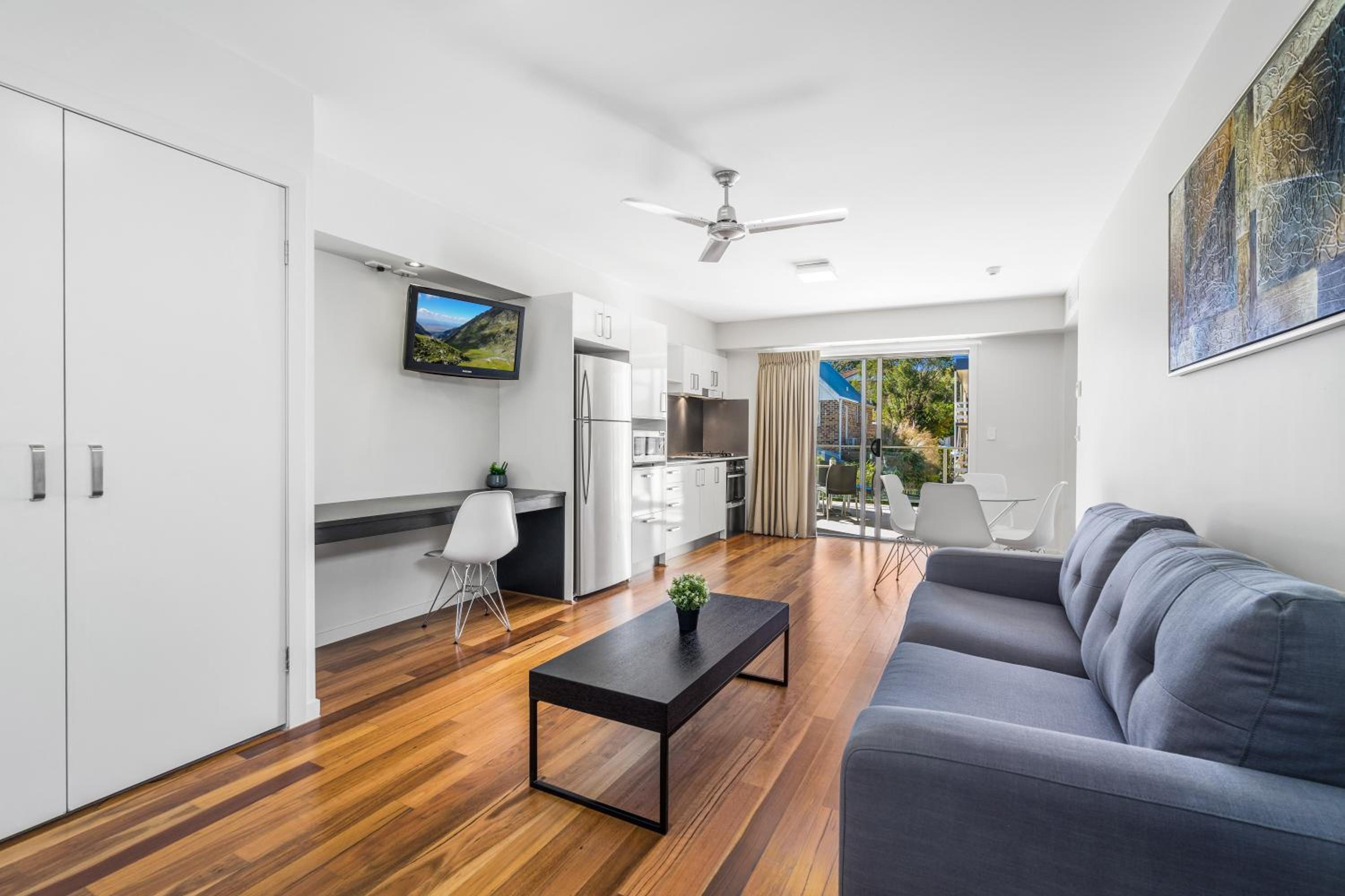 Two-Bedroom Suite - Triple - Photo 12