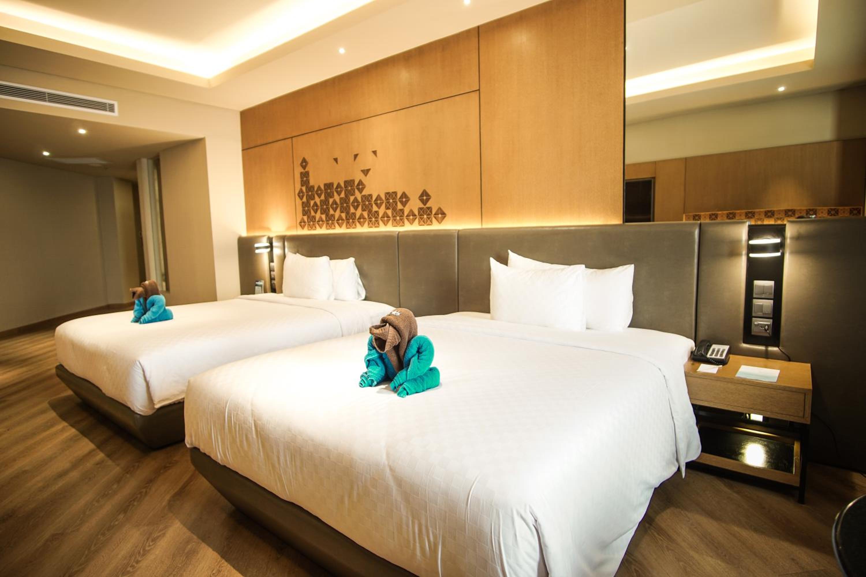 Family Room with Two Queen Beds - Photo 4