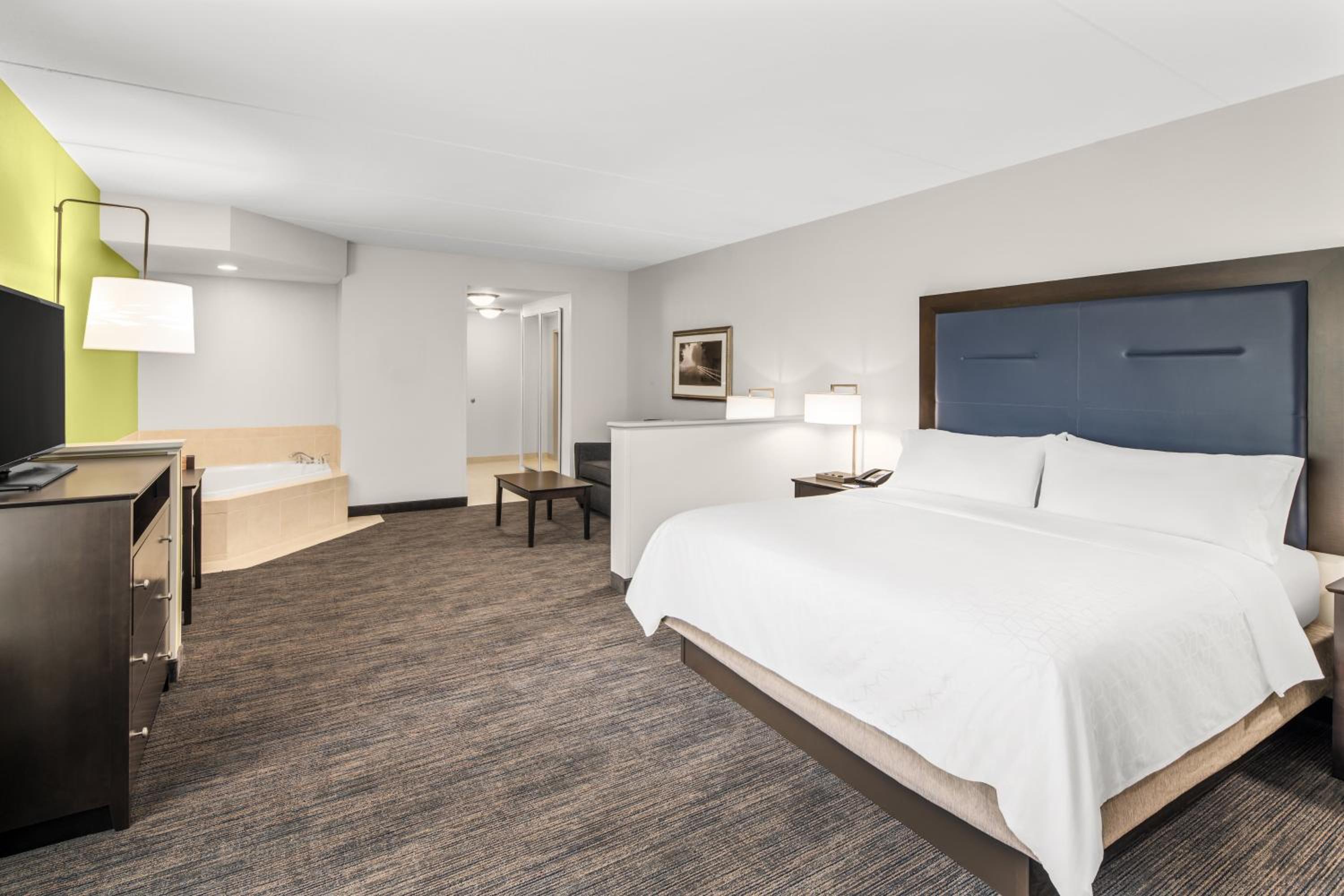 King Suite with Spa Bath - Non-Smoking - Photo 5