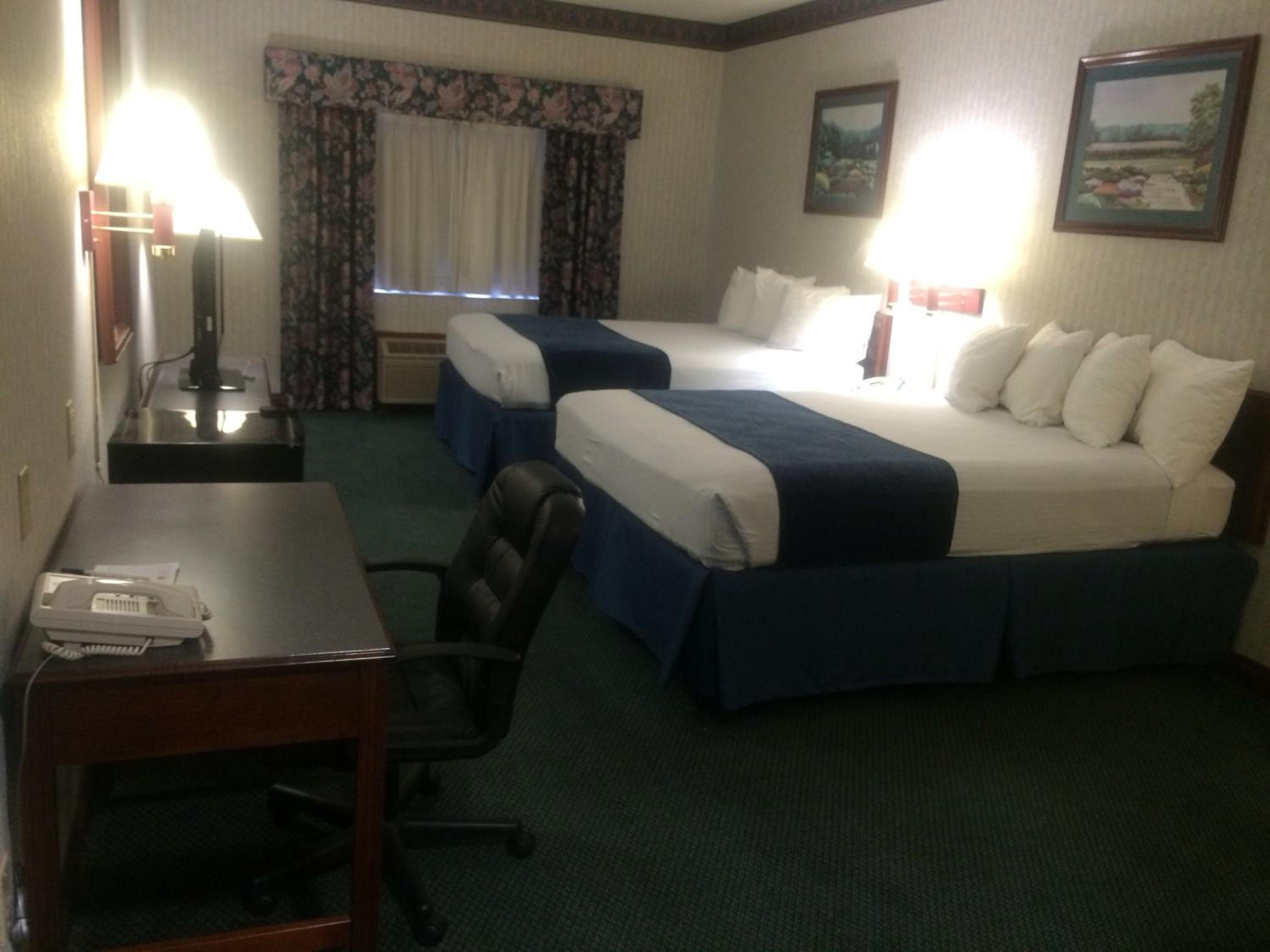 Queen Room with Two Queen Beds - Non-Smoking - Photo 3