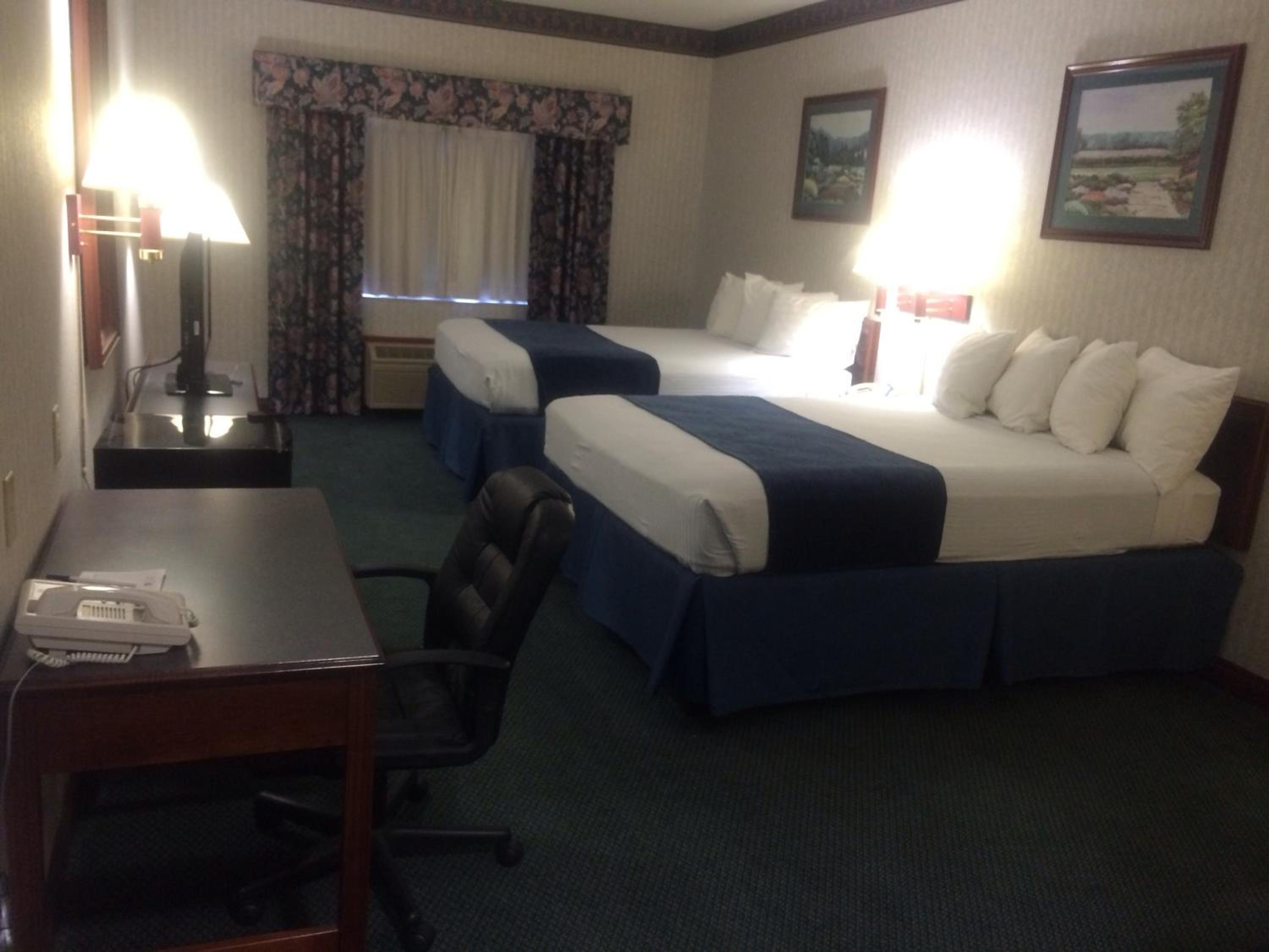 Queen Room with Two Queen Beds - Non-Smoking - Photo 4