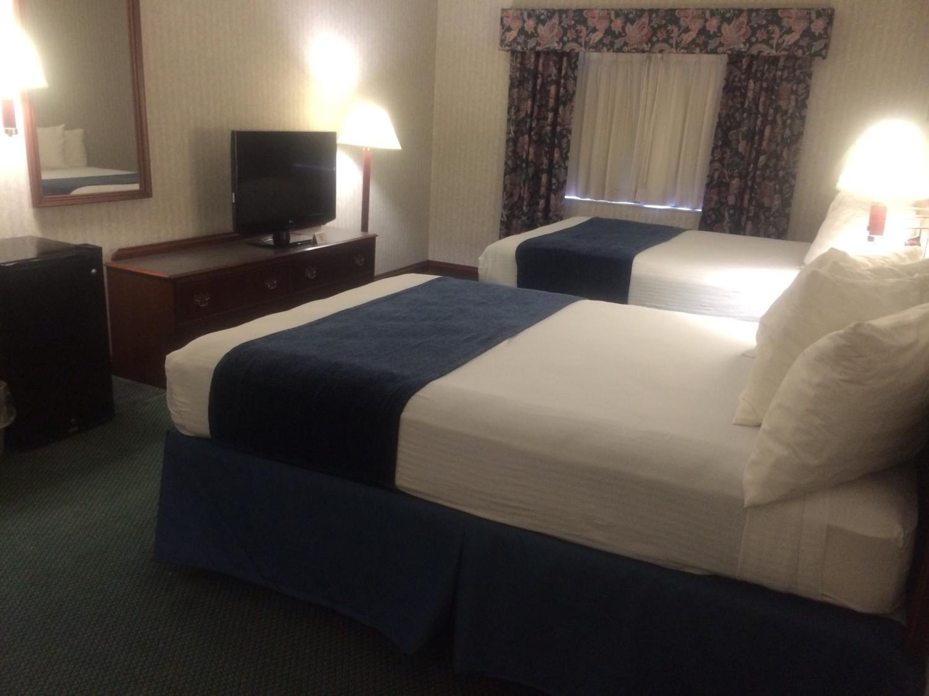 Queen Room with Two Queen Beds - Non-Smoking - Photo 6