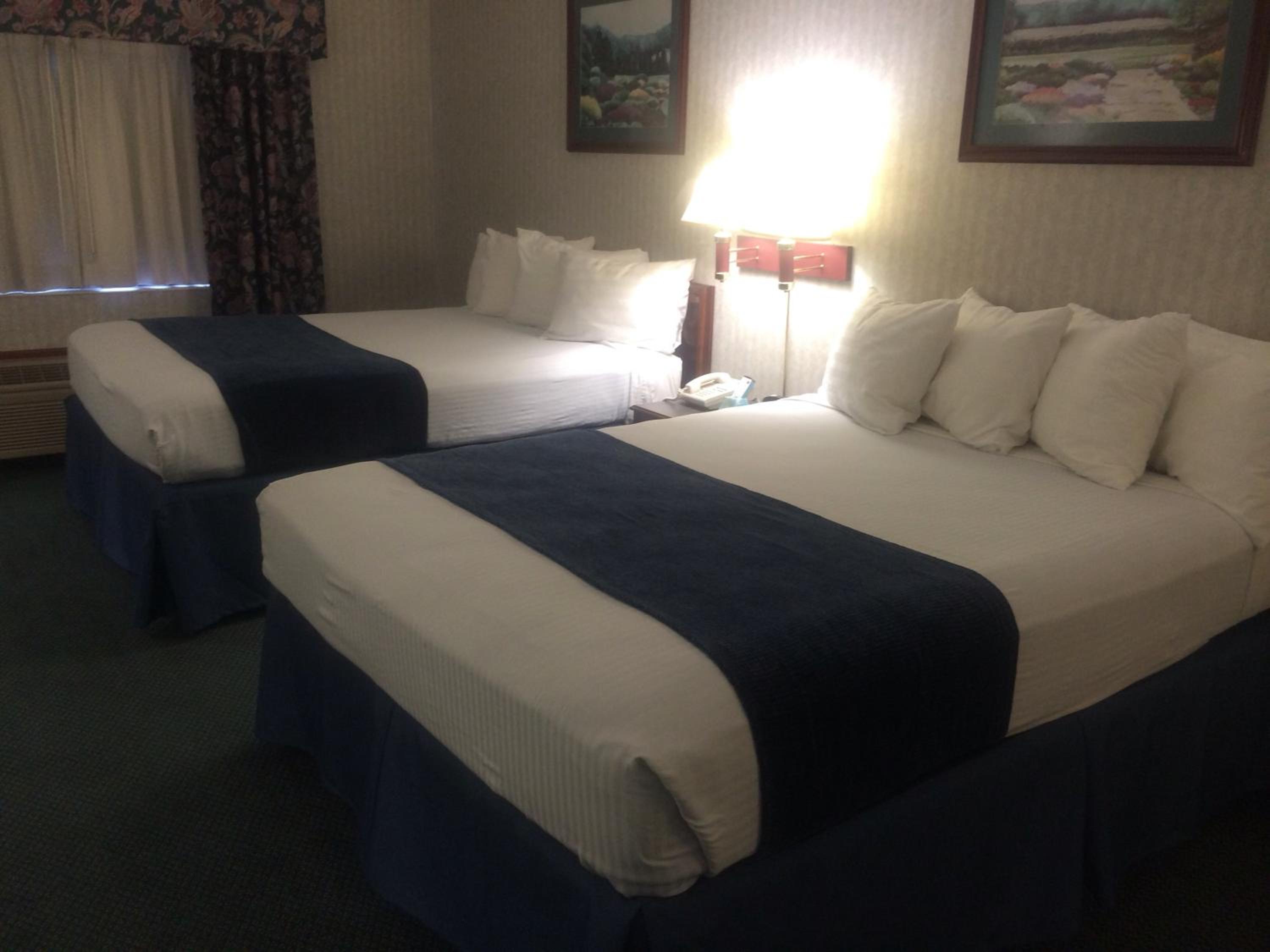 Queen Room with Two Queen Beds - Non-Smoking - Photo 5