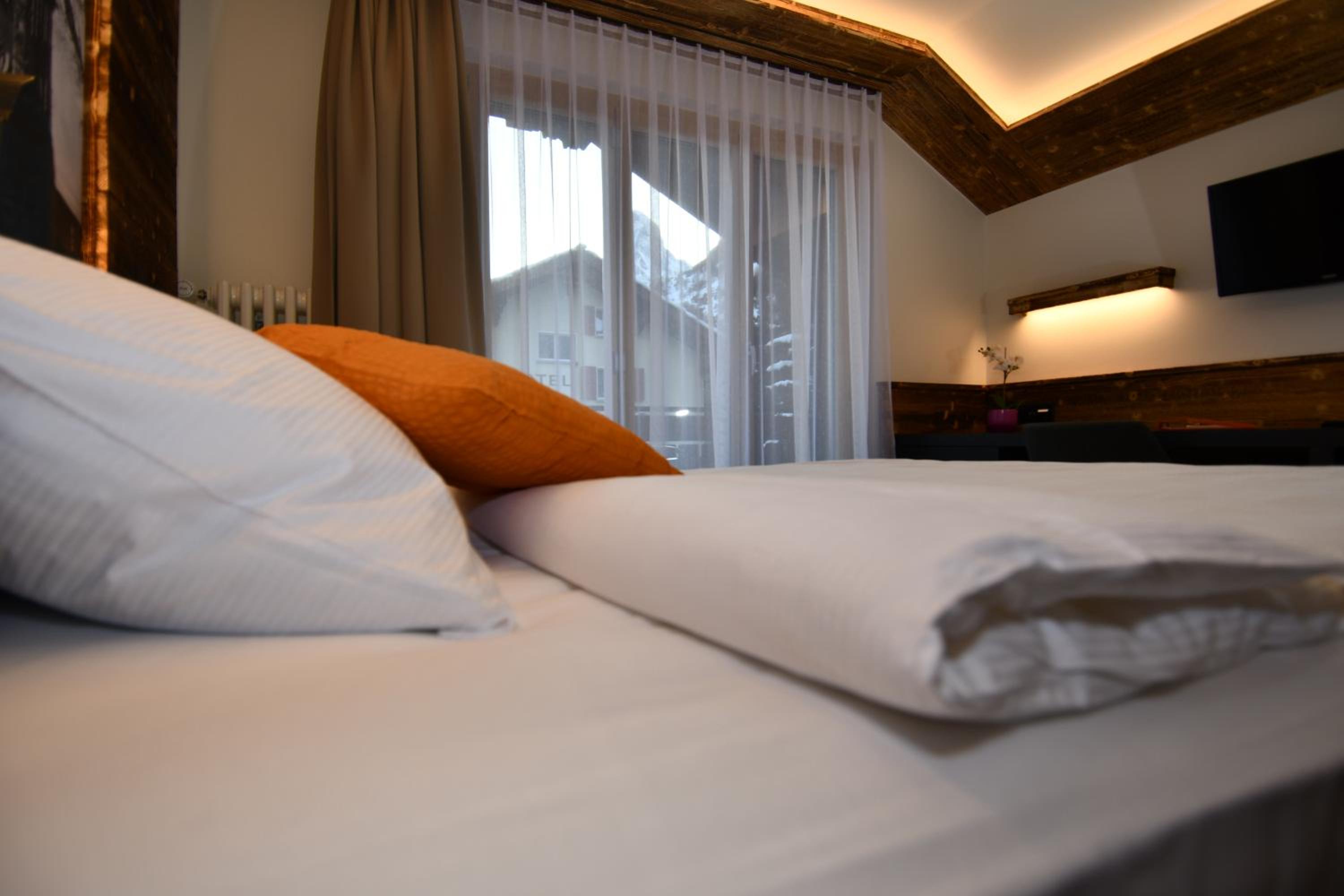 Superior Queen Room with Matterhorn View