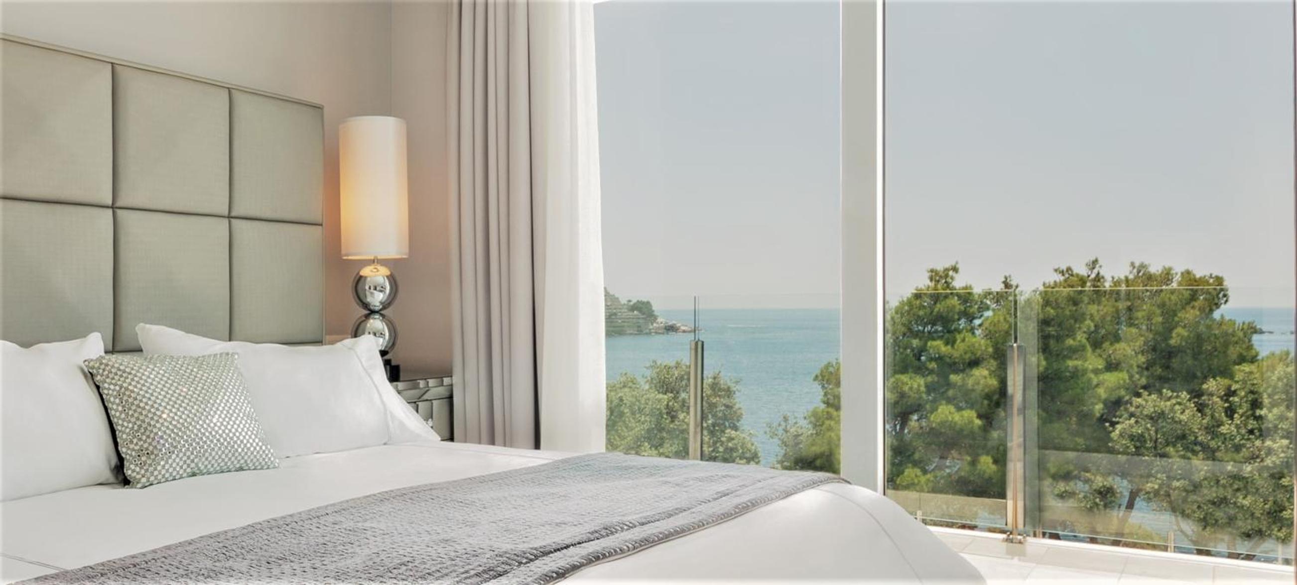 Luxury King Suite with Sea View and Balcony