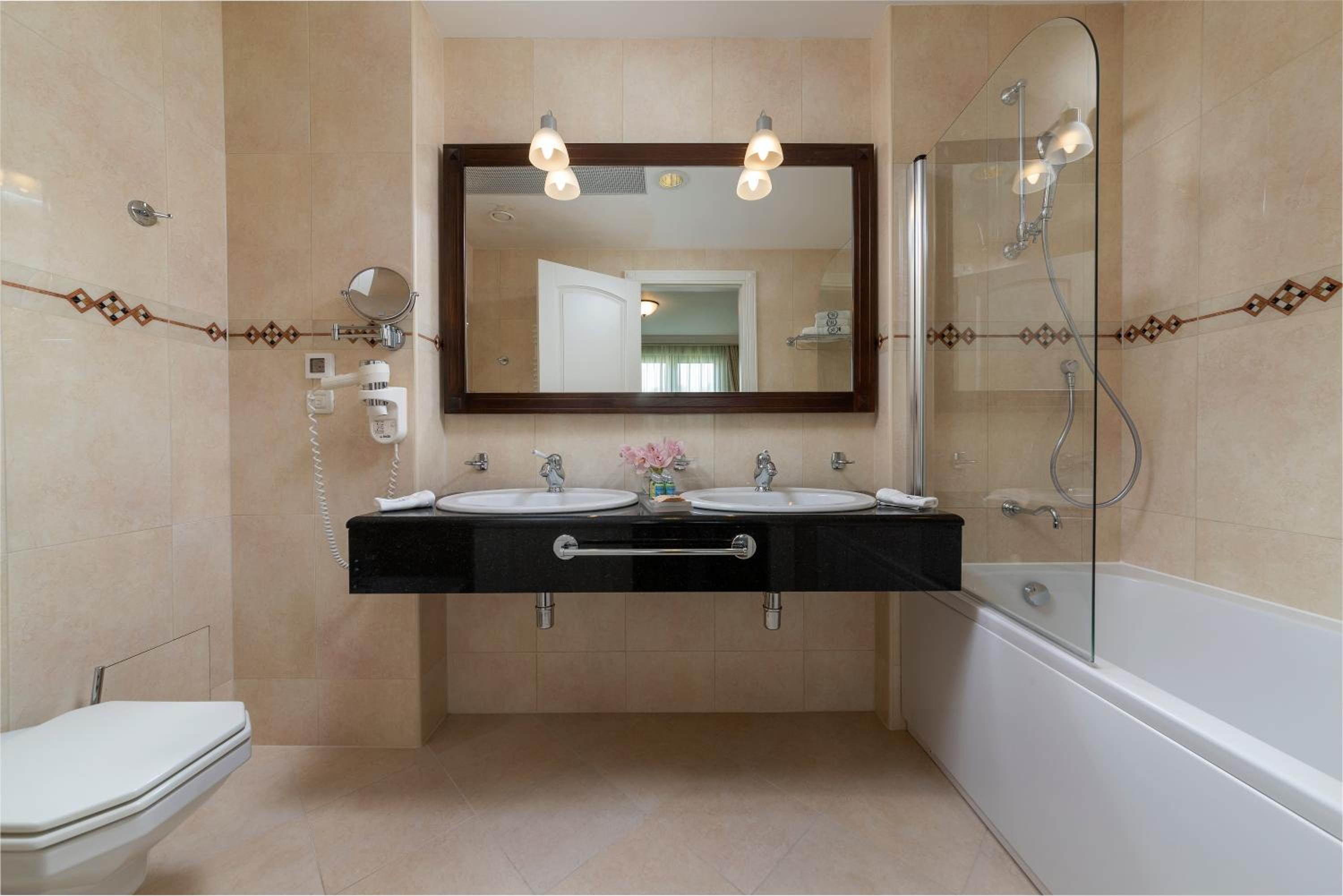 Deluxe King Suite with Sea View and Balcony