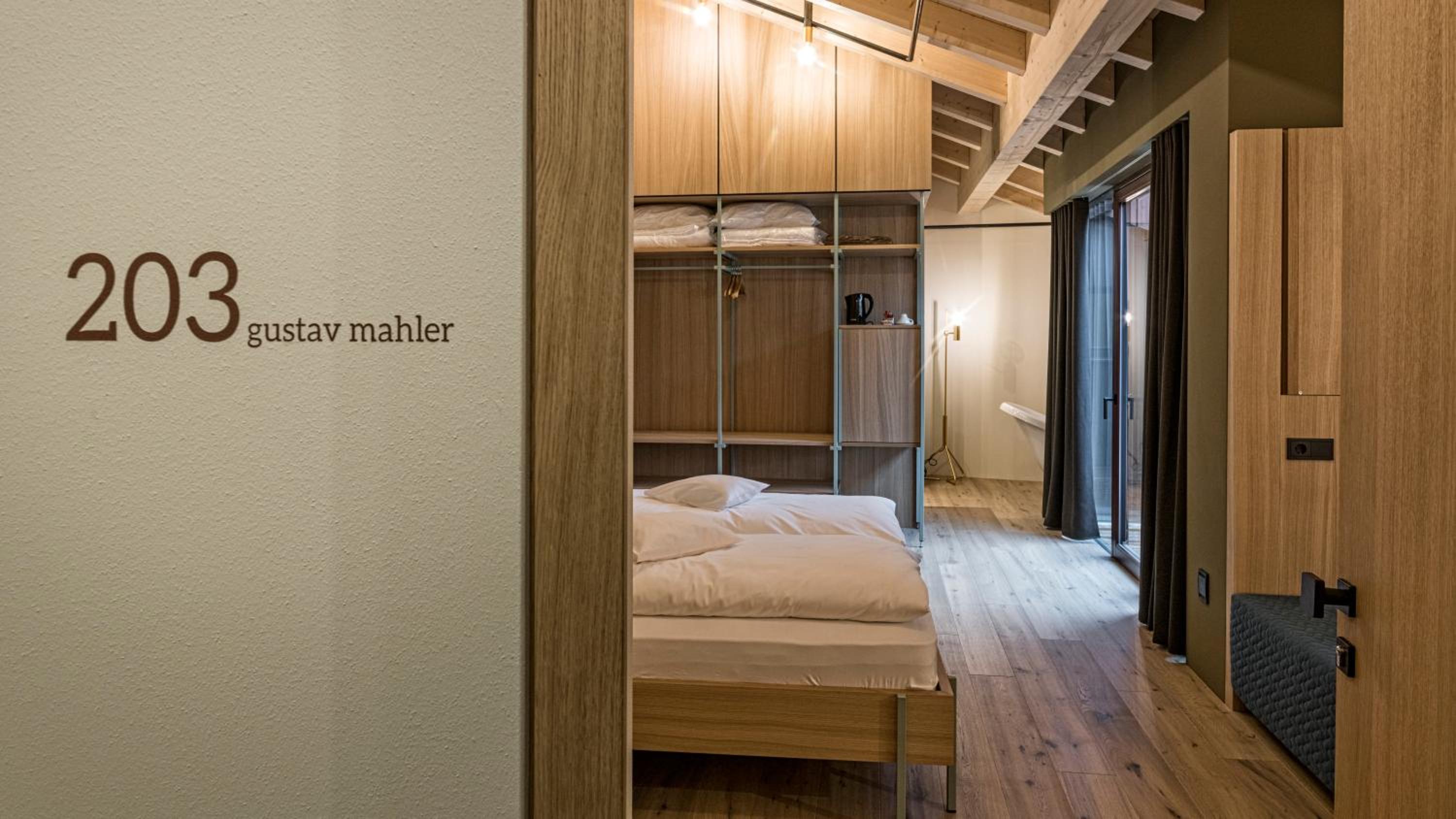 Suite - Photo 1