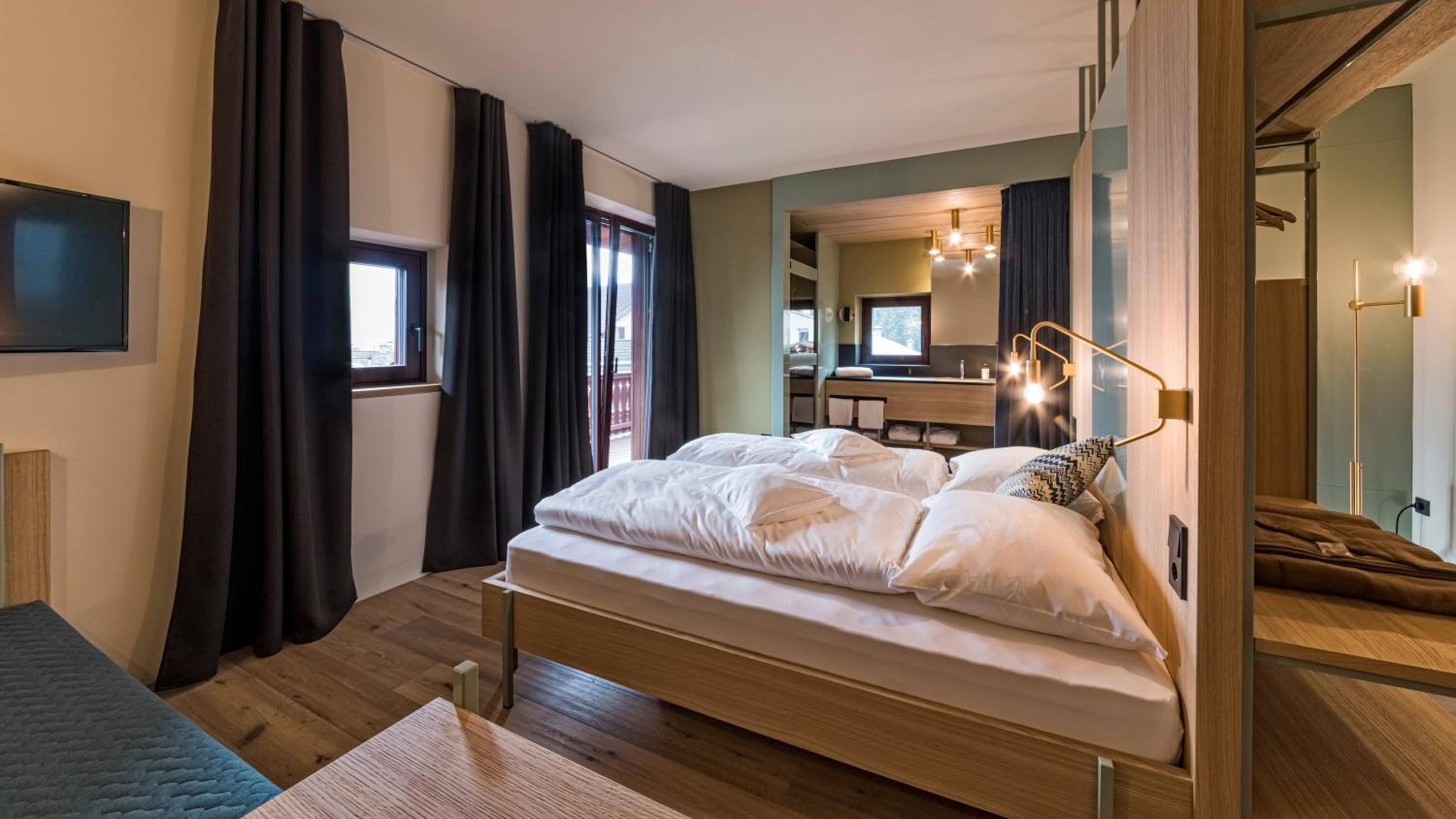 Deluxe Double Room with Extra Bed - Photo 1