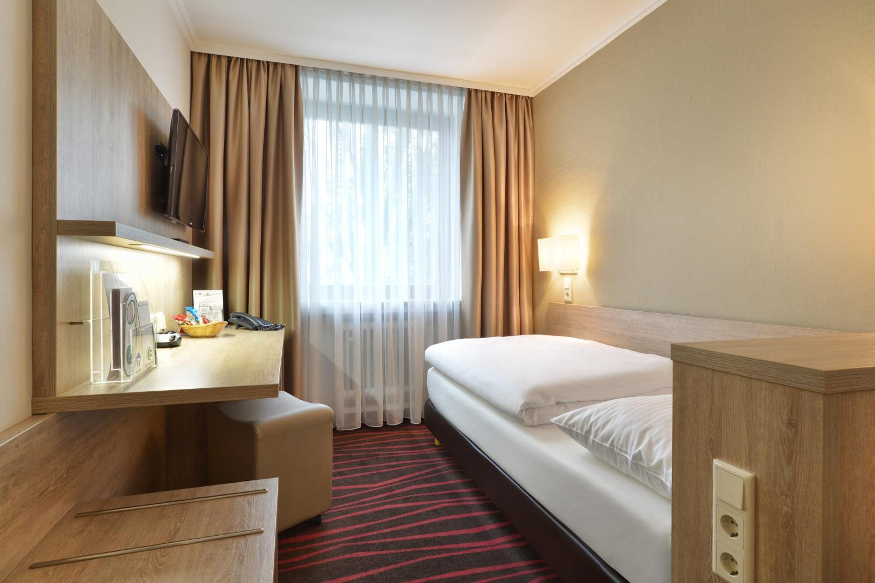 Standard Single Room (no air-condition) - Photo 11