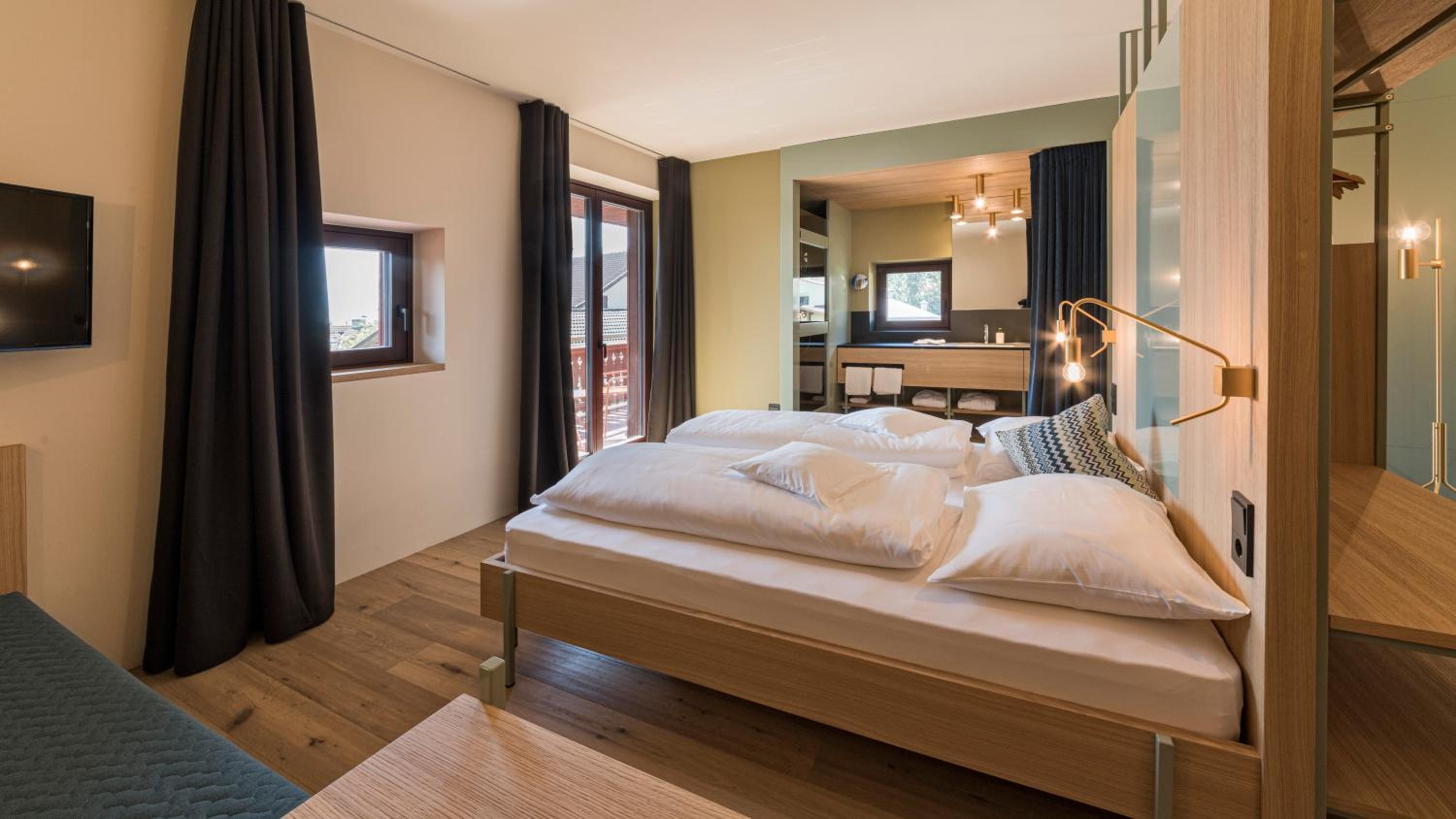 Deluxe Double Room with Extra Bed - Photo 9