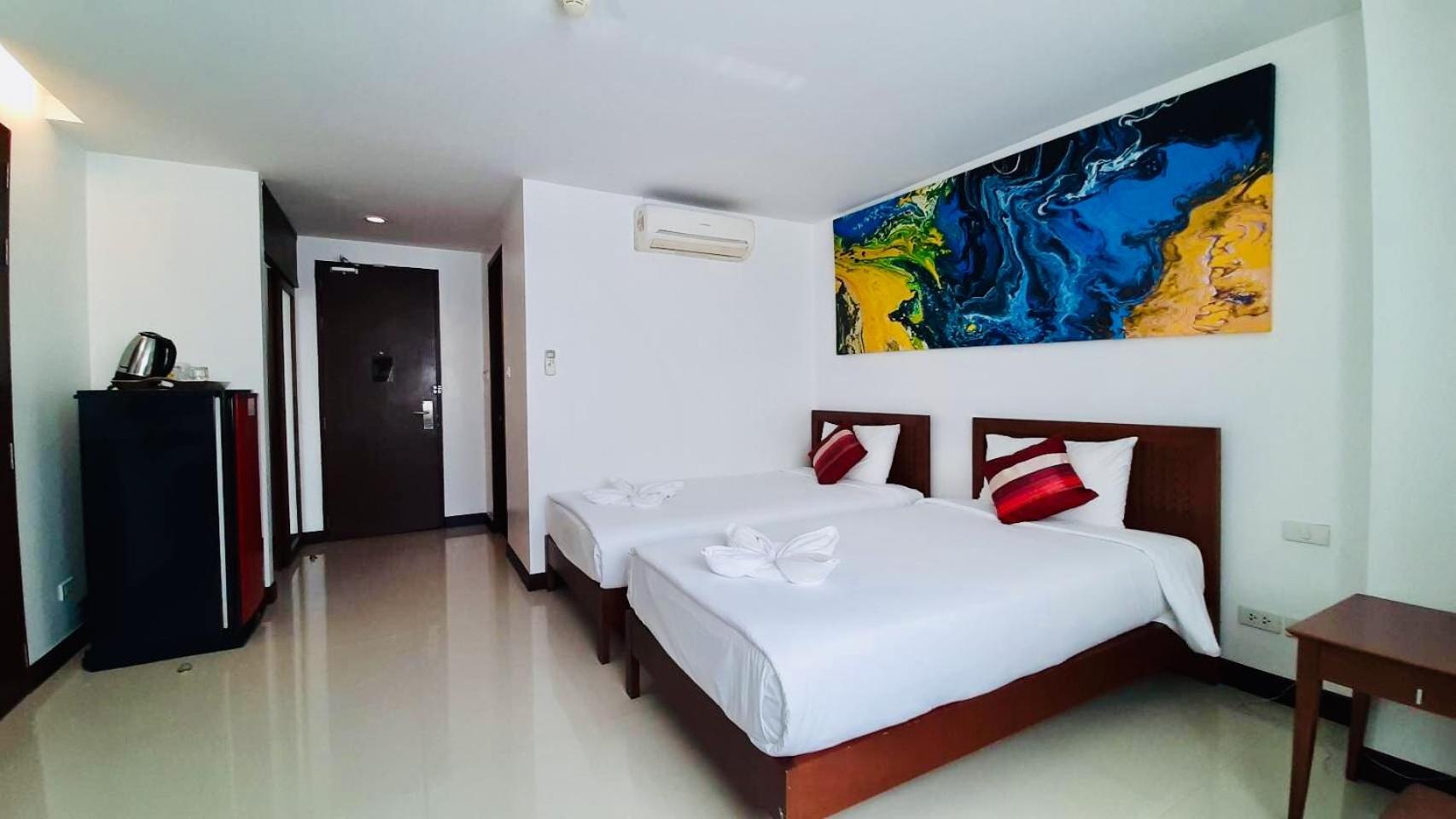 Standard Queen Room with Two Queen Beds photo 2