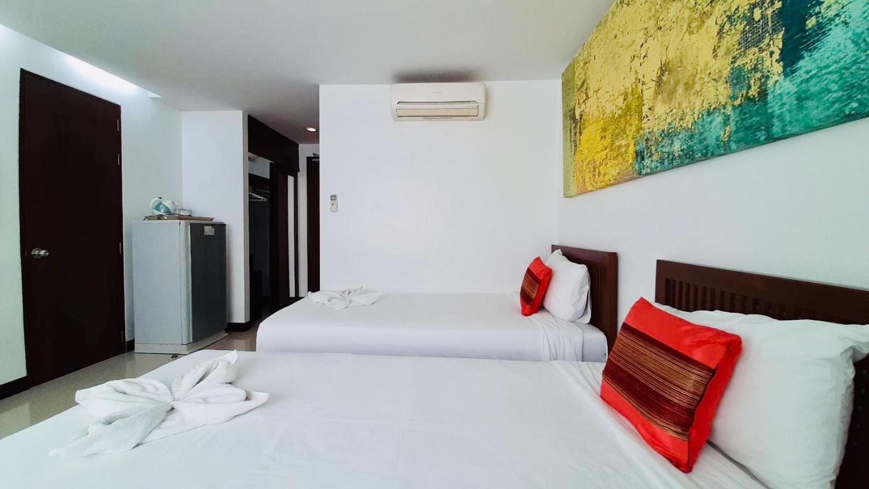 Standard Queen Room with Two Queen Beds photo 2