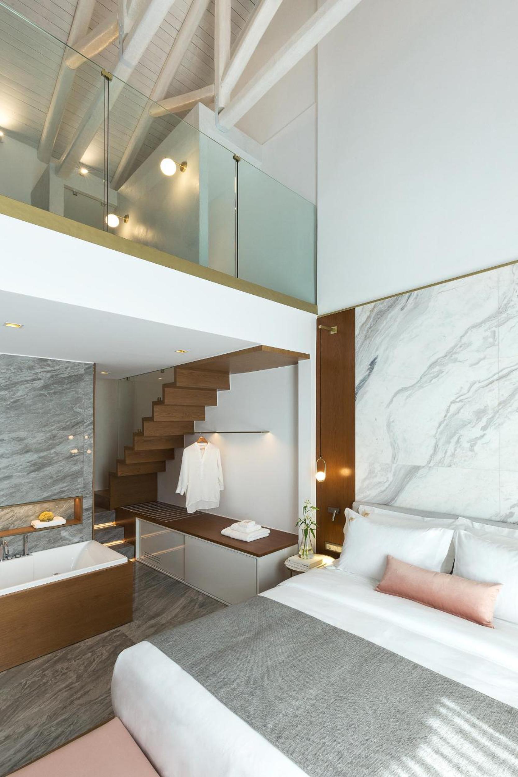 Executive Duplex suite with spa bath photo 2