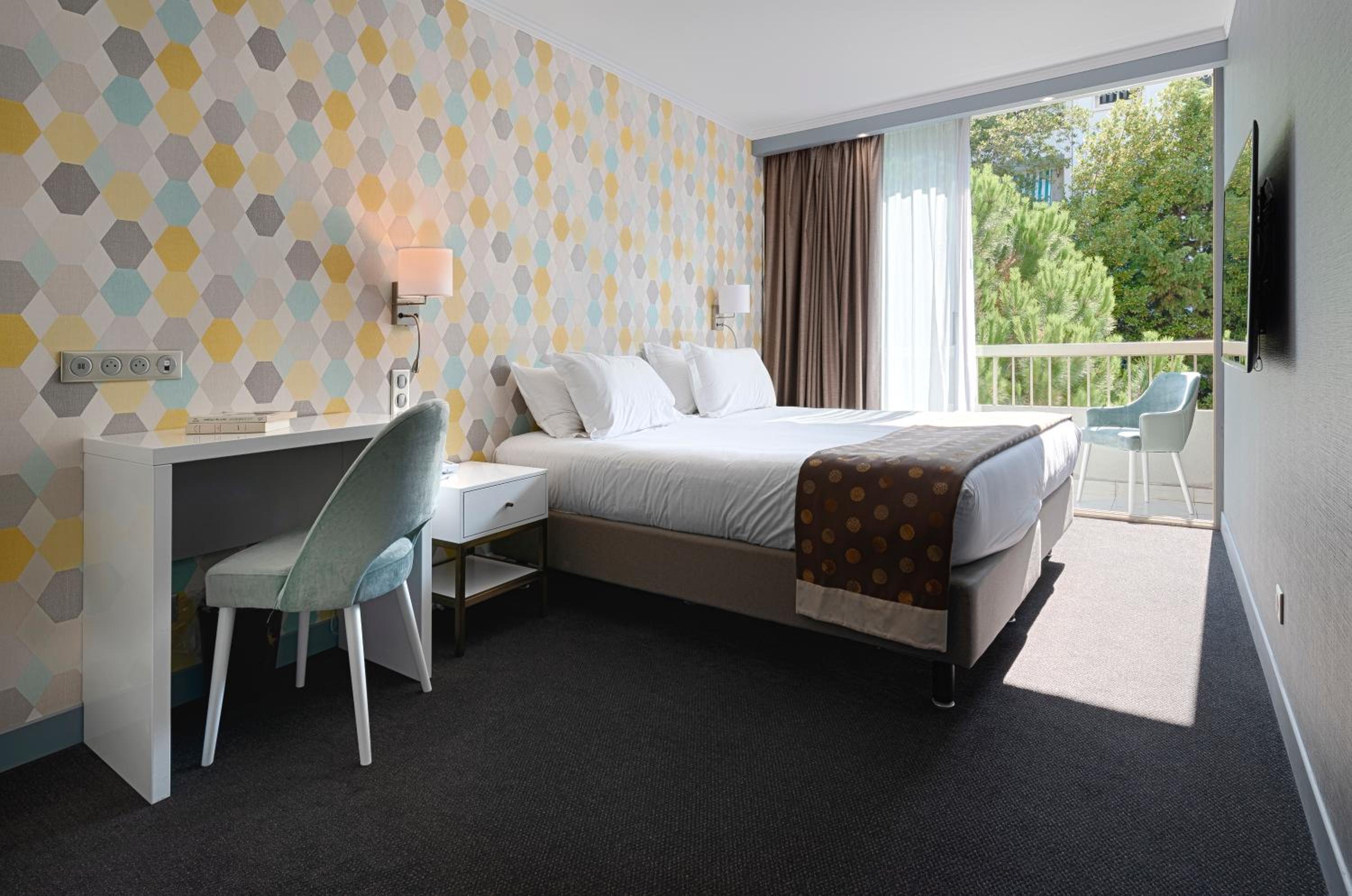 Double Room with Balcony - Photo 10