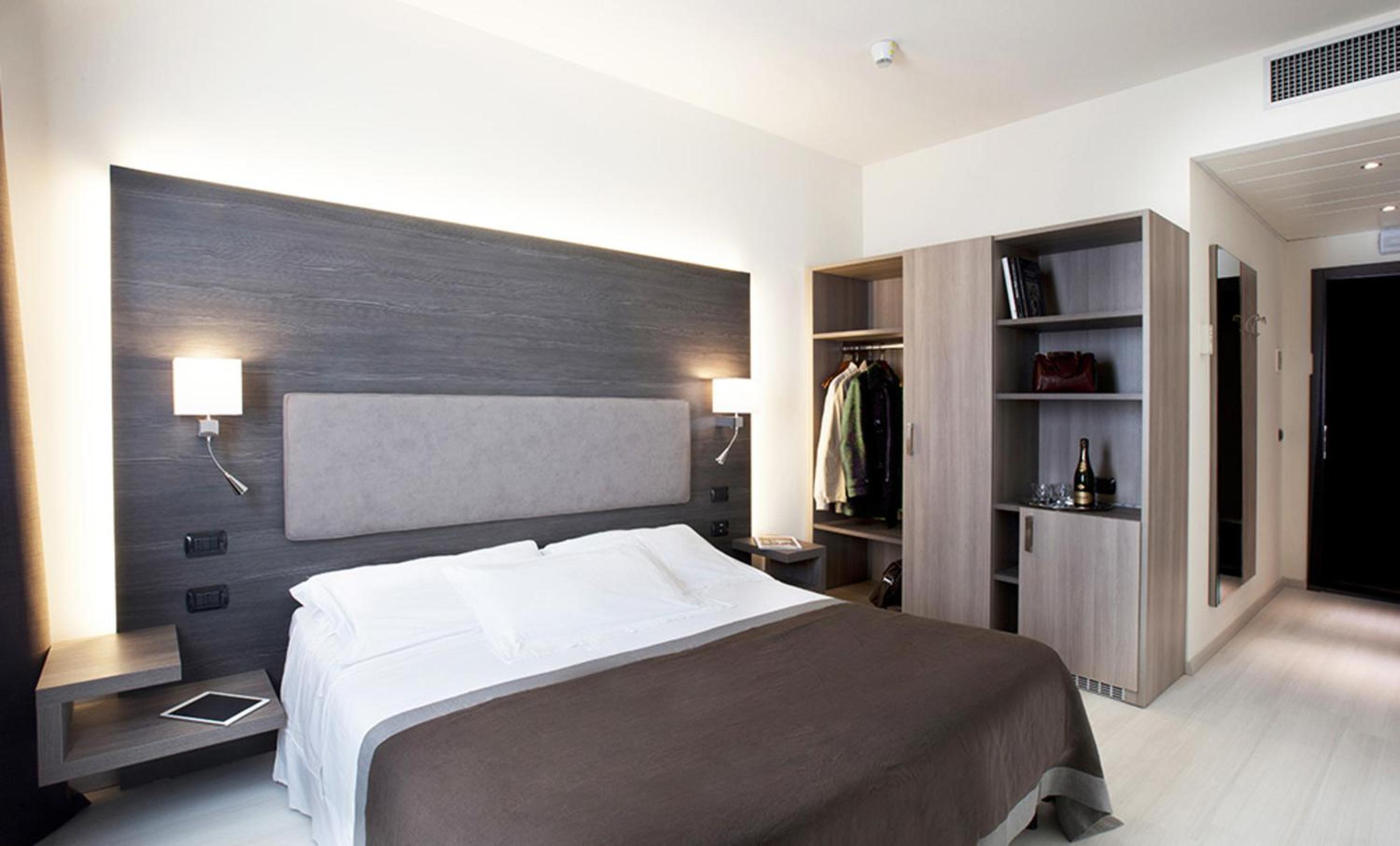 Superior Double Room with Balcony and Lake/Square View - Photo 5