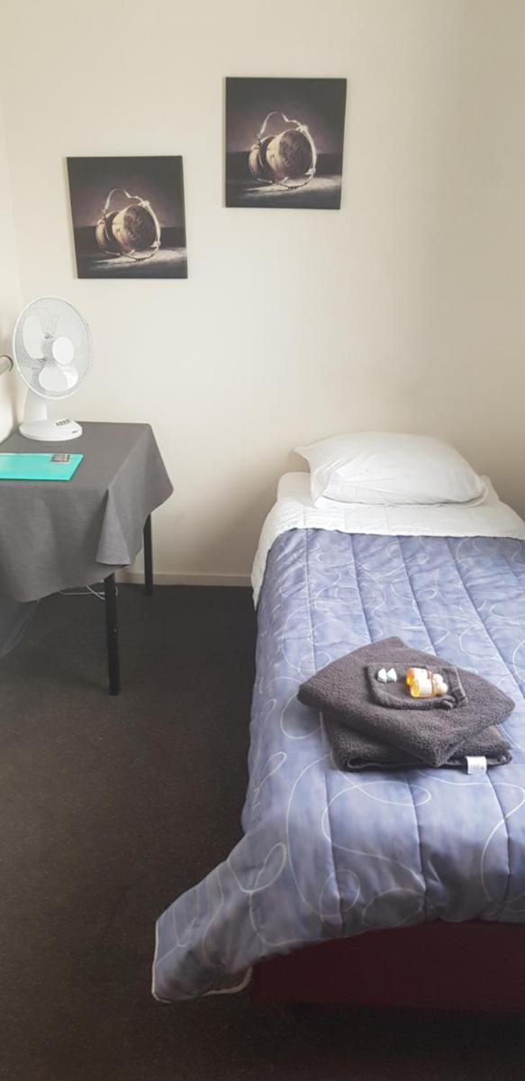 Single Room with Private Bathroom photo 2