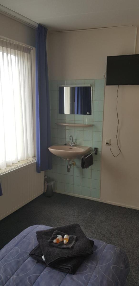 Single Room with Shared Bathroom photo 1