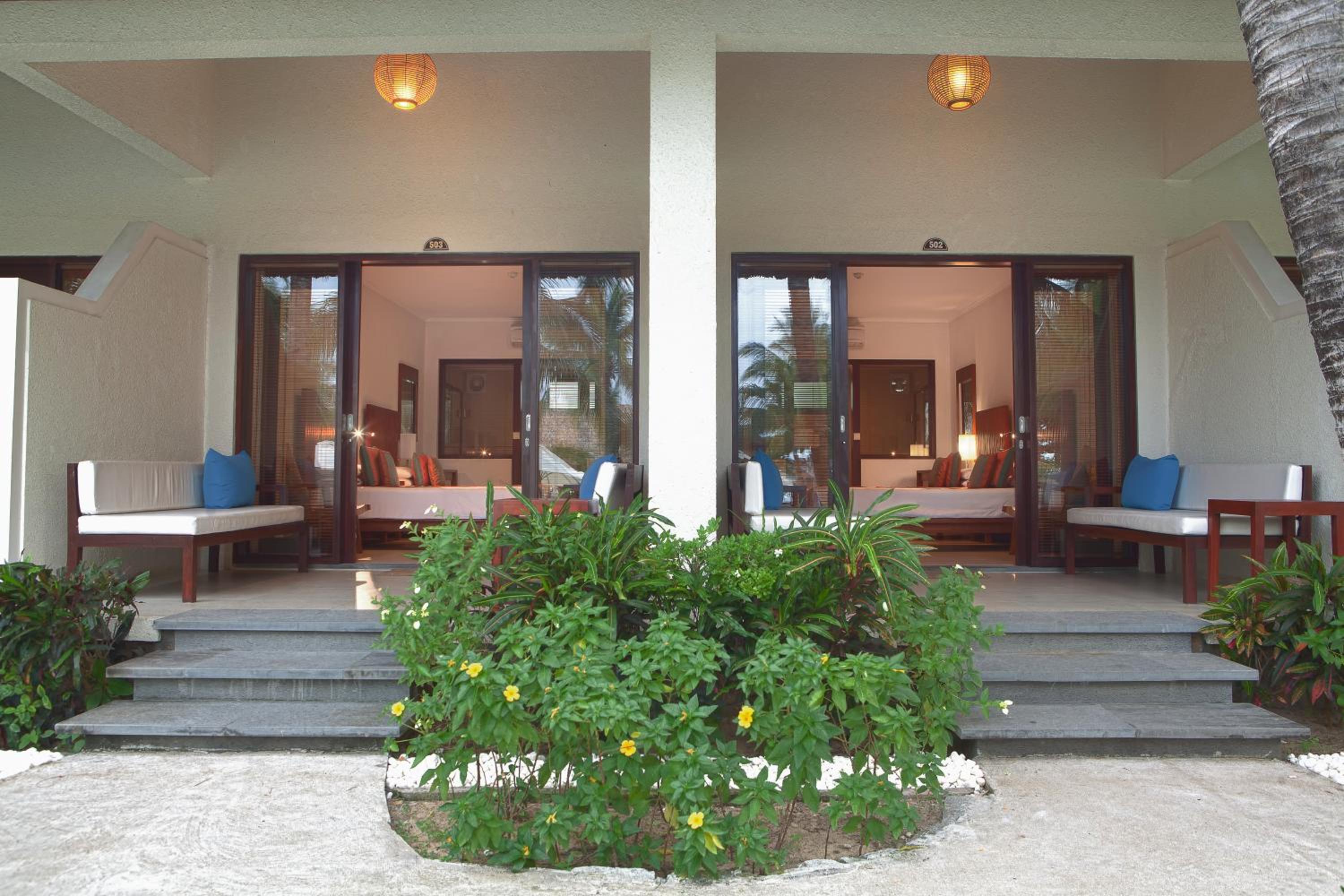 Bungalow with Terrace and Pool view - Photo 4