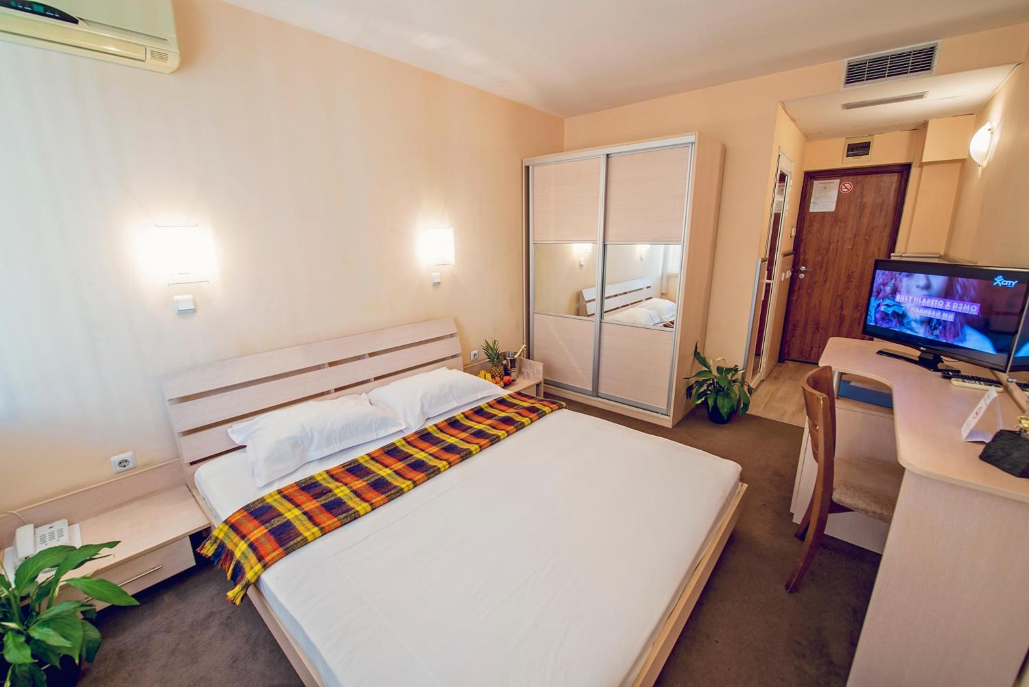 Double Room with Balcony - Photo 8