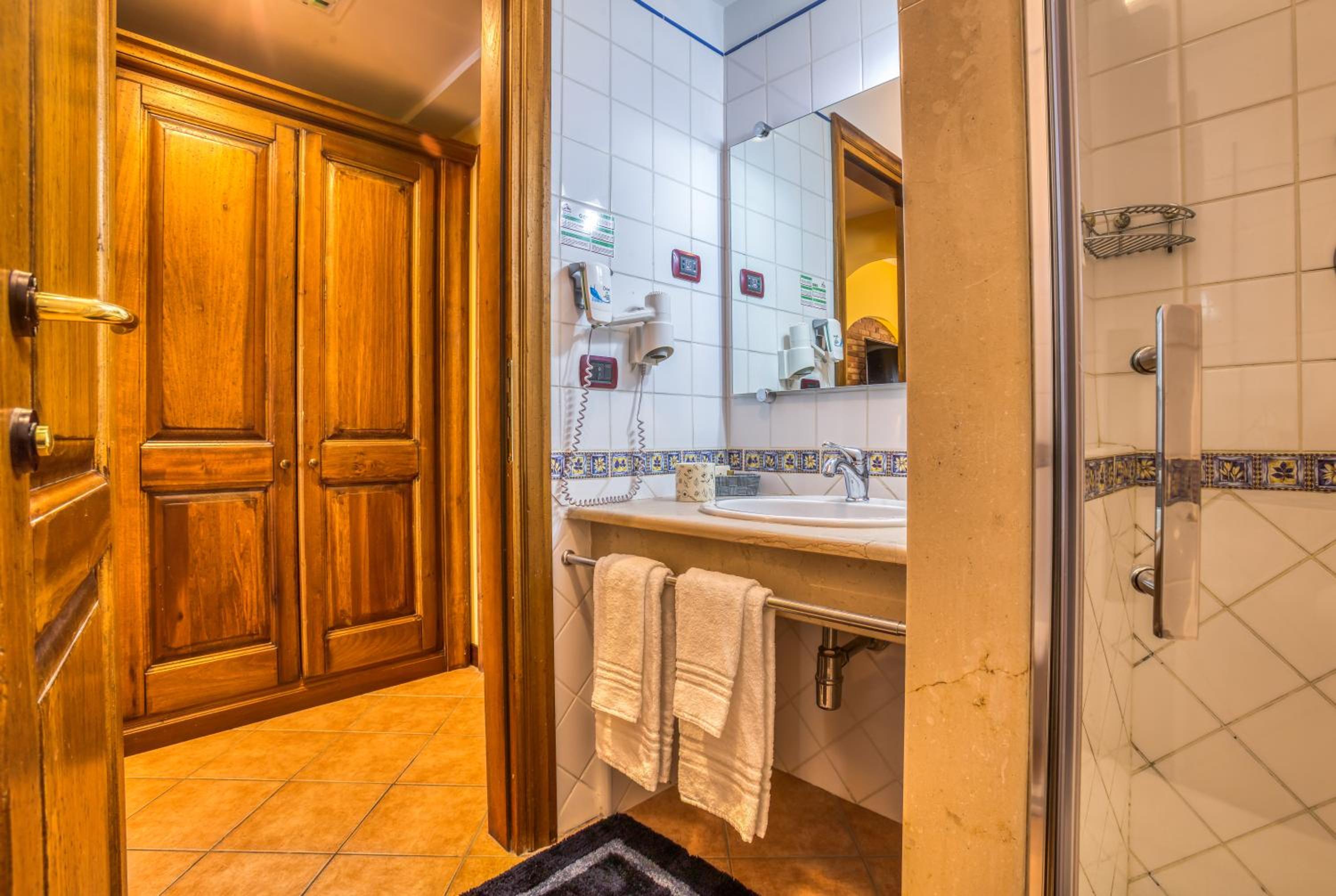 Double or Twin Room - Photo 10