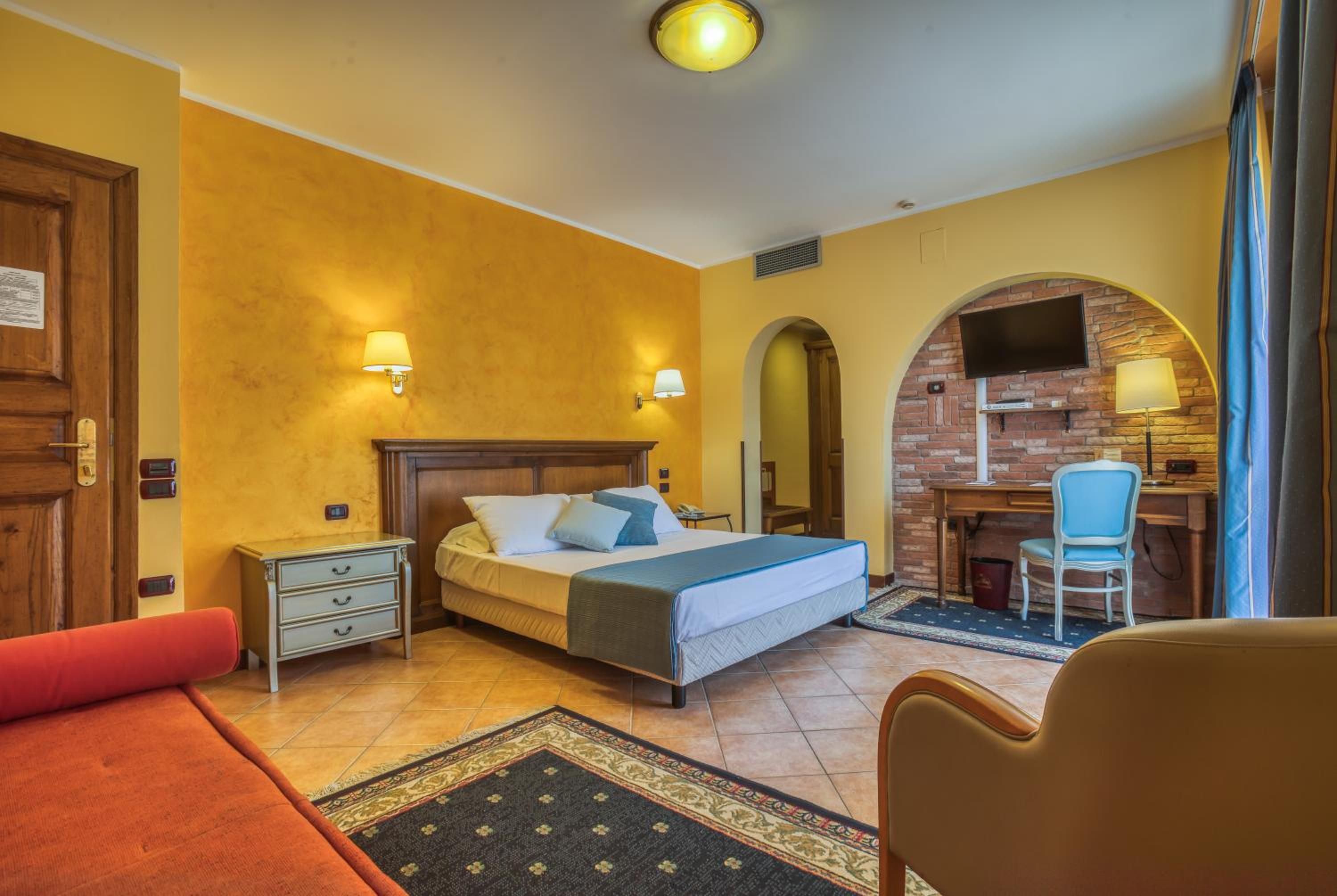 Junior Suite with Balcony - Photo 1