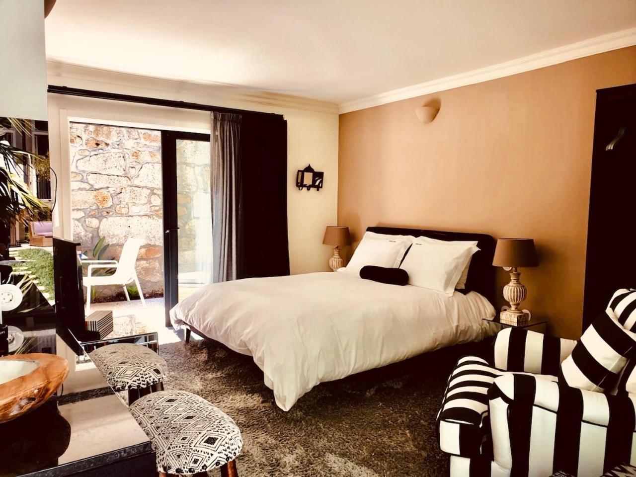Junior Suite with Pool View - Photo 11