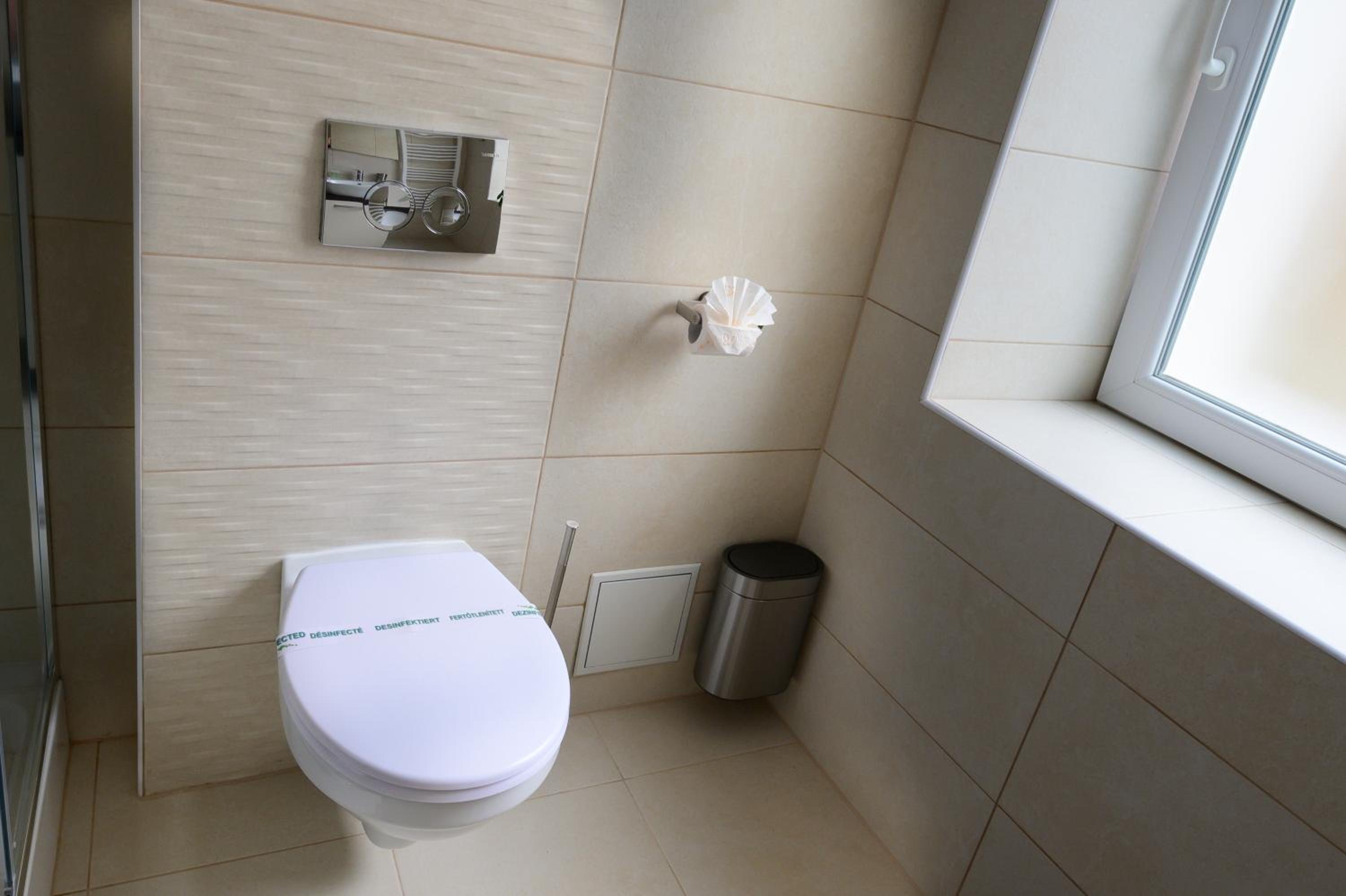 Double Room with Private Bathroom - Photo 16