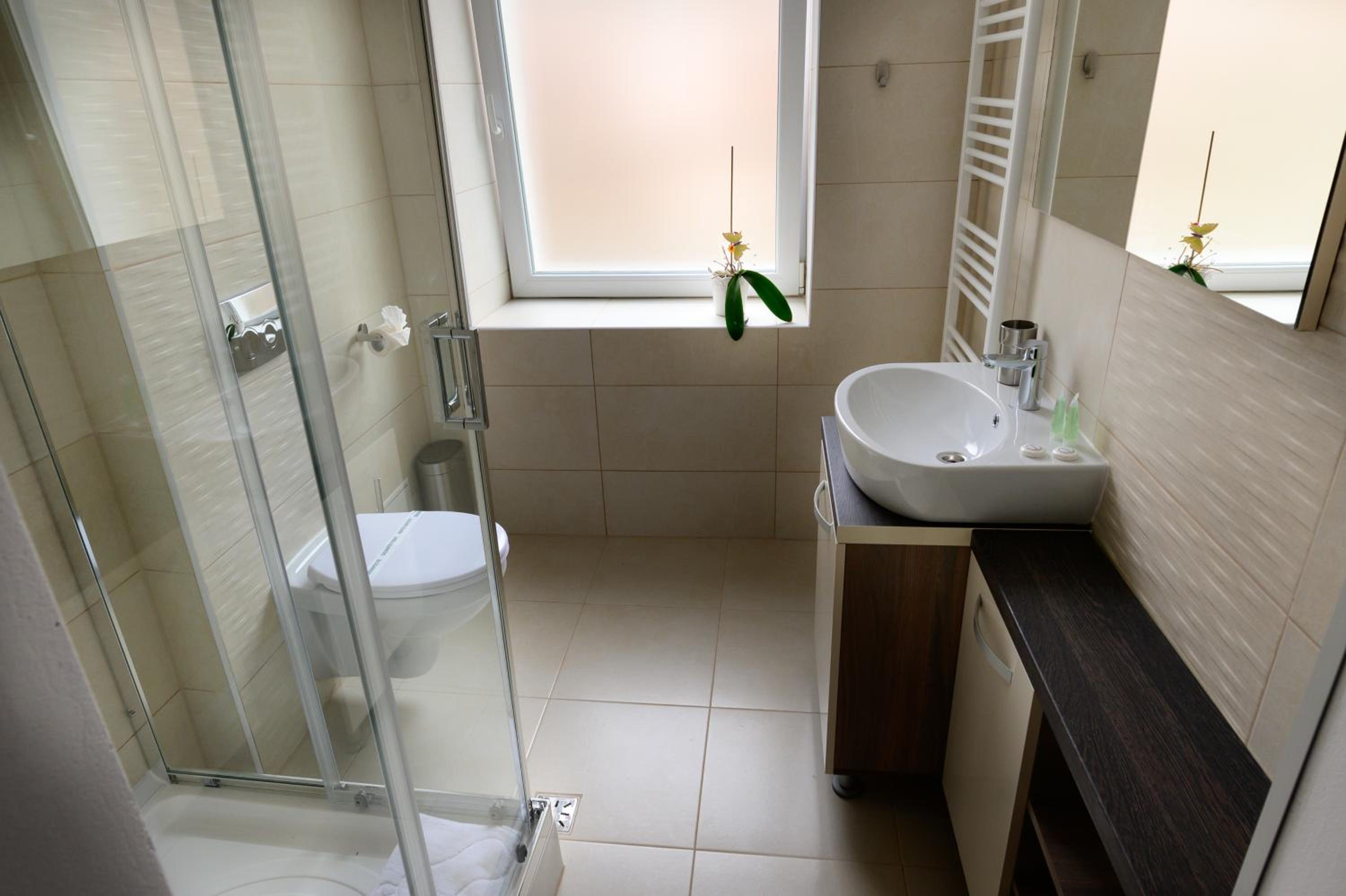 Double Room with Private Bathroom - Photo 17