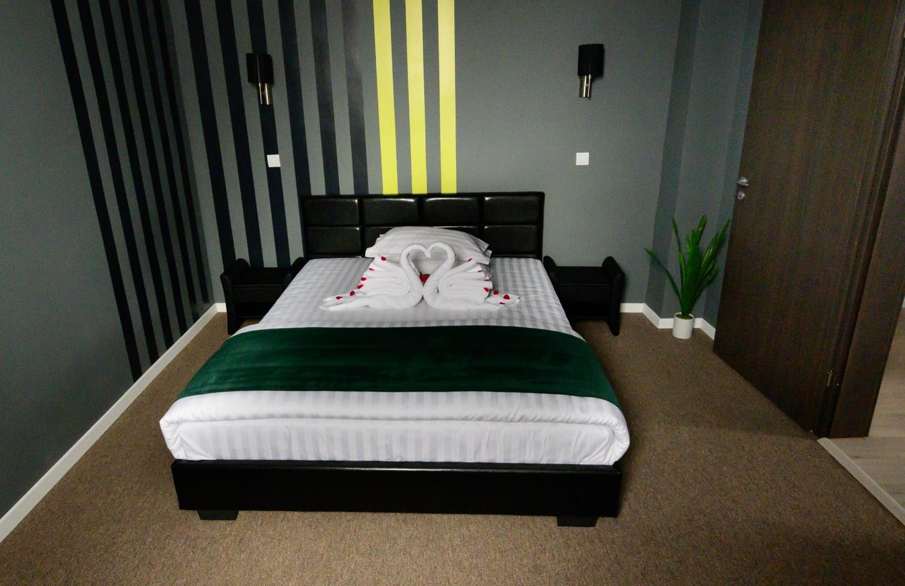Double Room with Private Bathroom - Photo 18